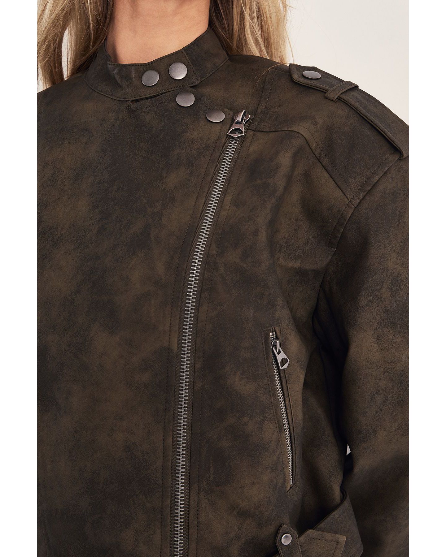 Женская куртка Nasty Gal Cropped Biker, цвет: Оливковый — фото 4
