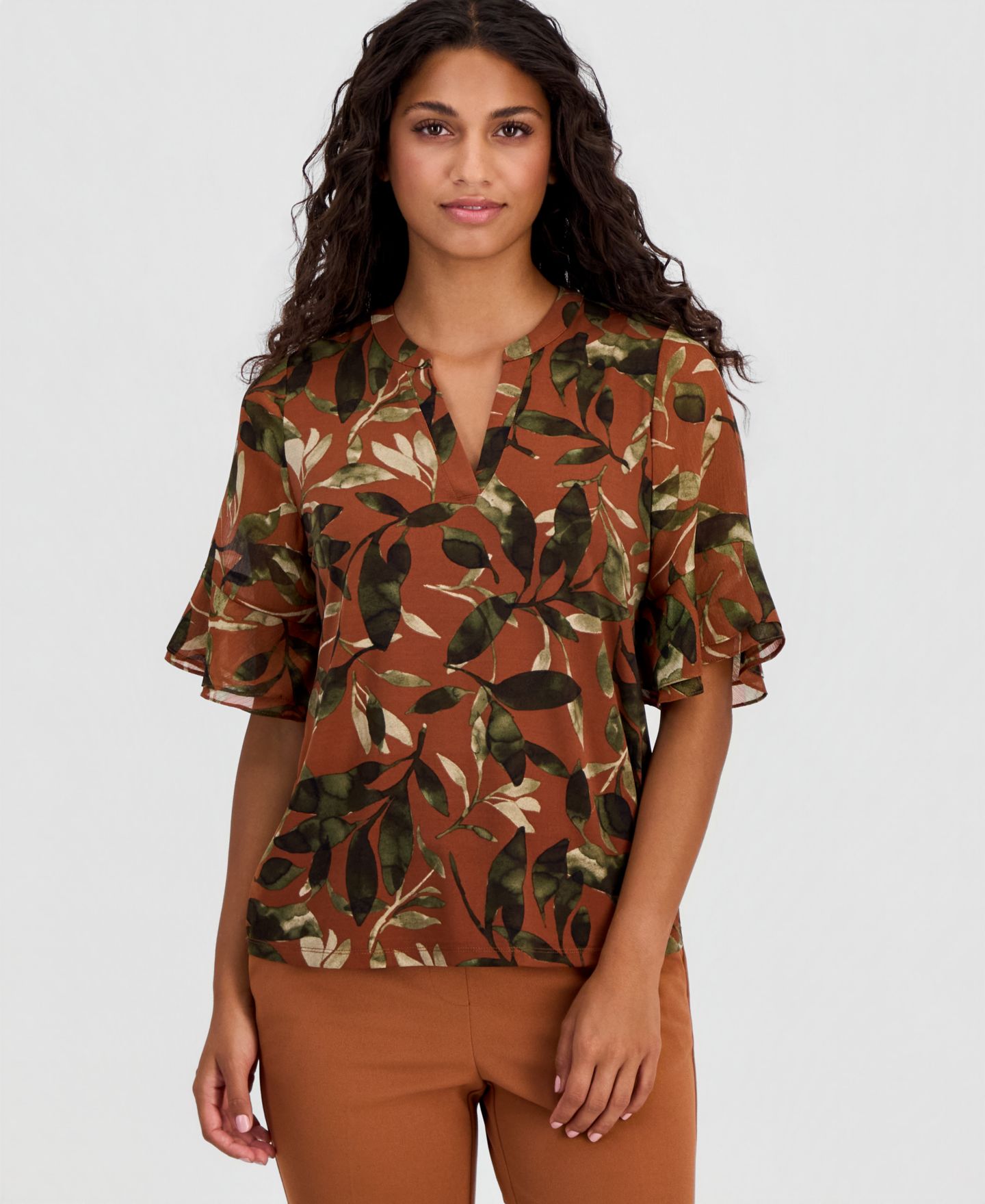 Женский топ Anne Klein Essentials Petite Printed Ruffle-Sleeve Top, цвет: Кедровый разноцветный — фото 1