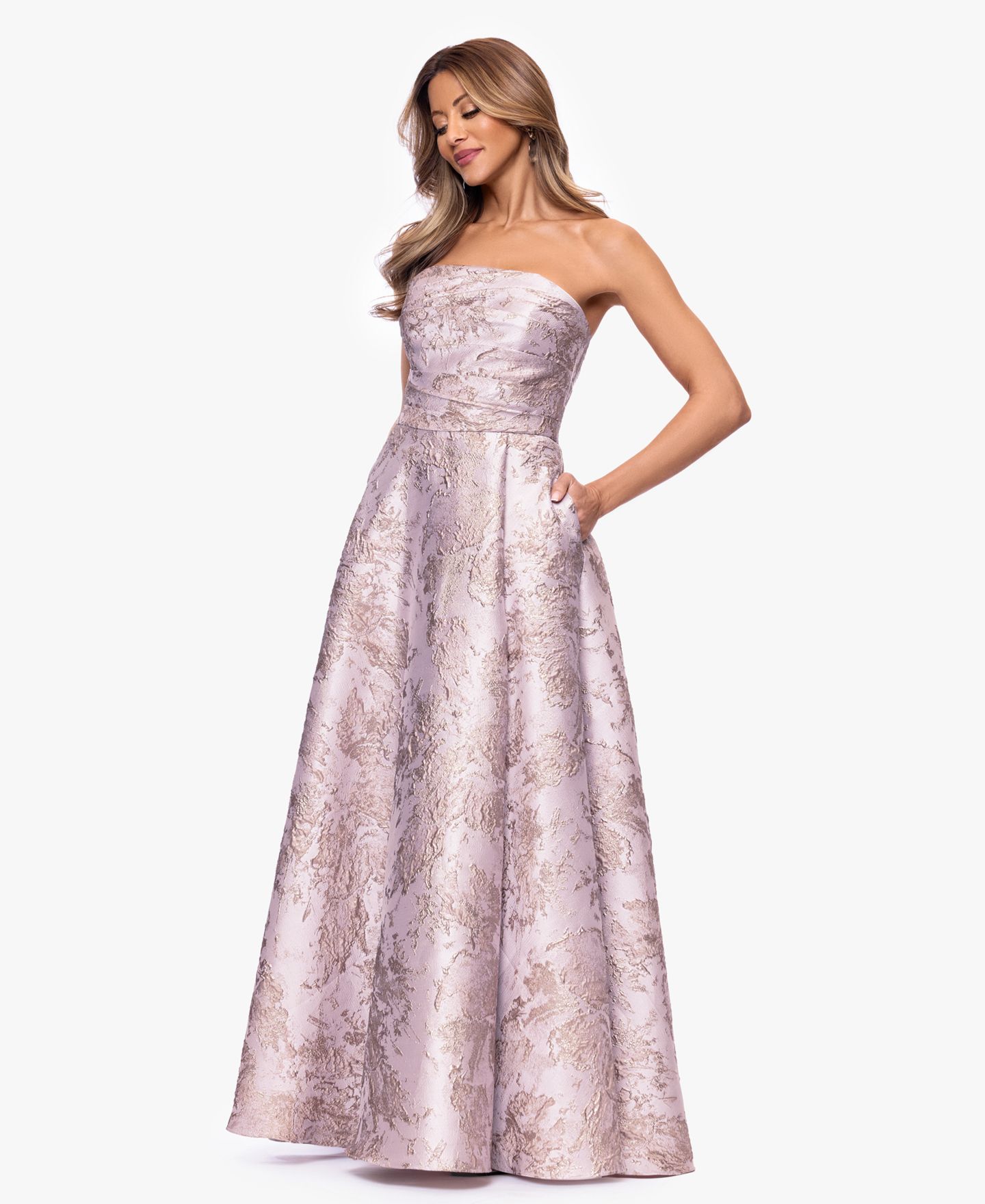 Женские платья XSCAPE Strapless Sleeveless Ball Gown, цвет: Пудровый / Золотой — фото 2