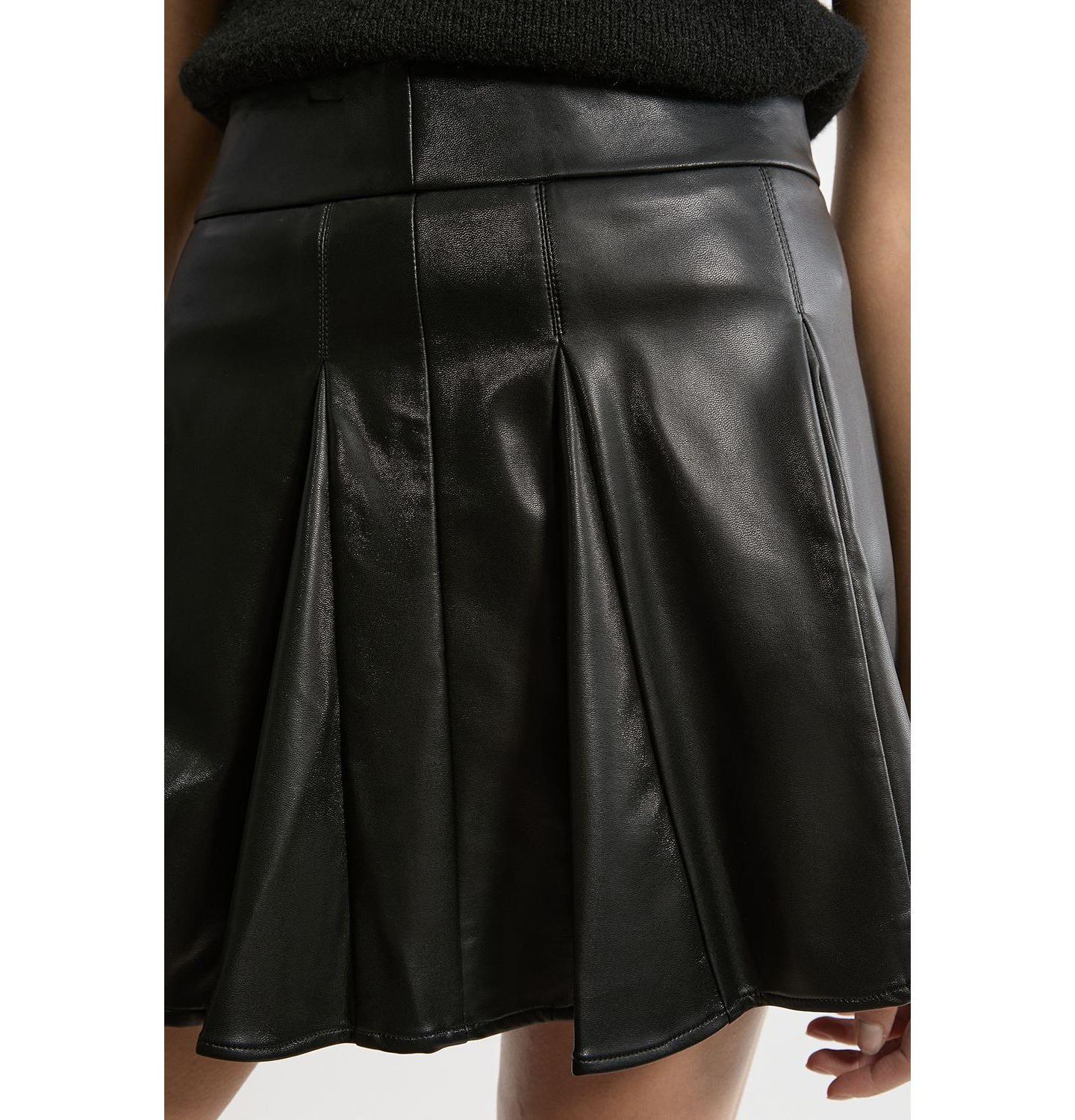 Женская юбка Karen Millen Faux Leather Flippy Mini, цвет: Чёрный — фото 4