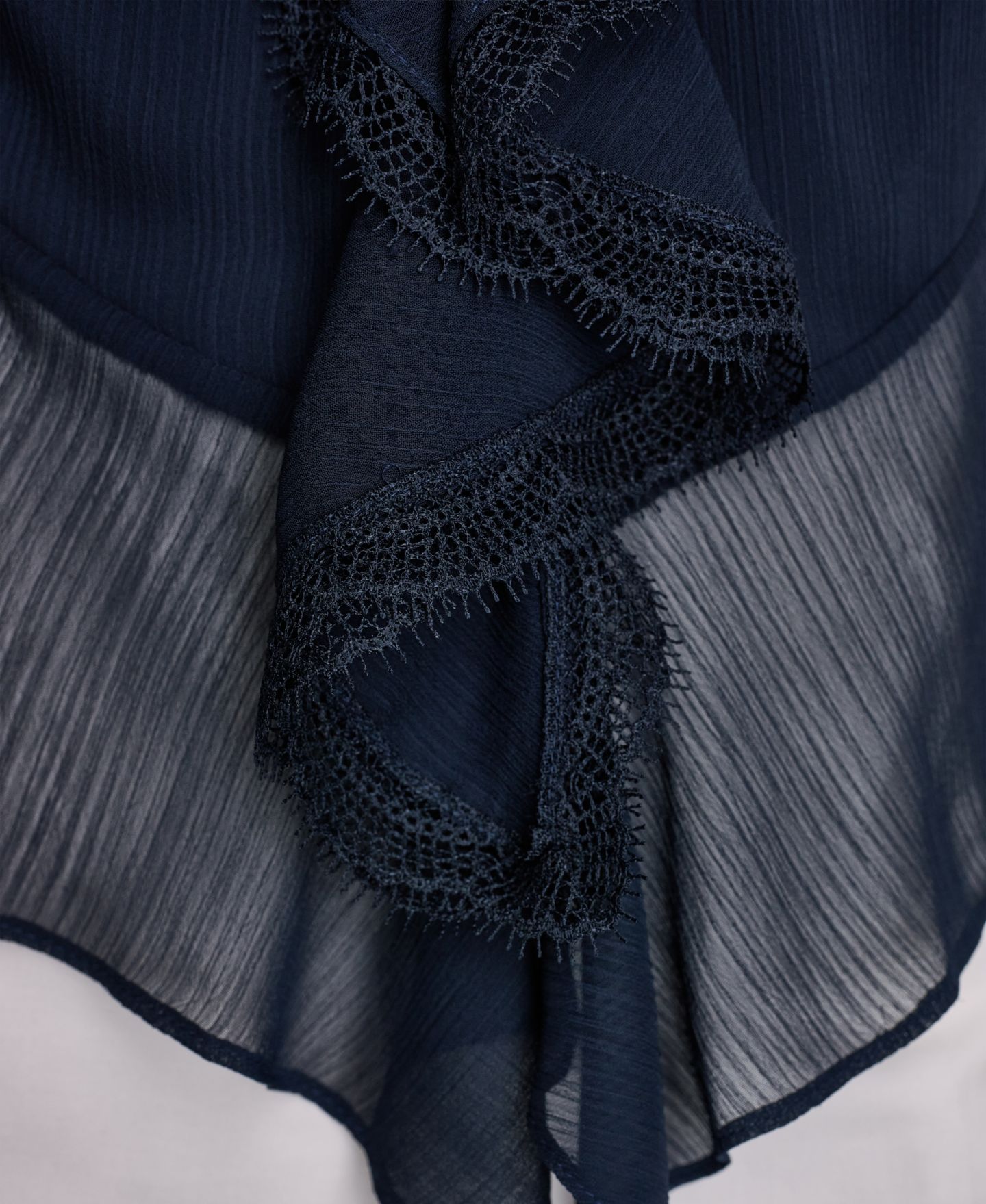 Женская блузка BCBG Ruffled V-Neck Sleeveless Blouse, цвет: Синий — фото 6