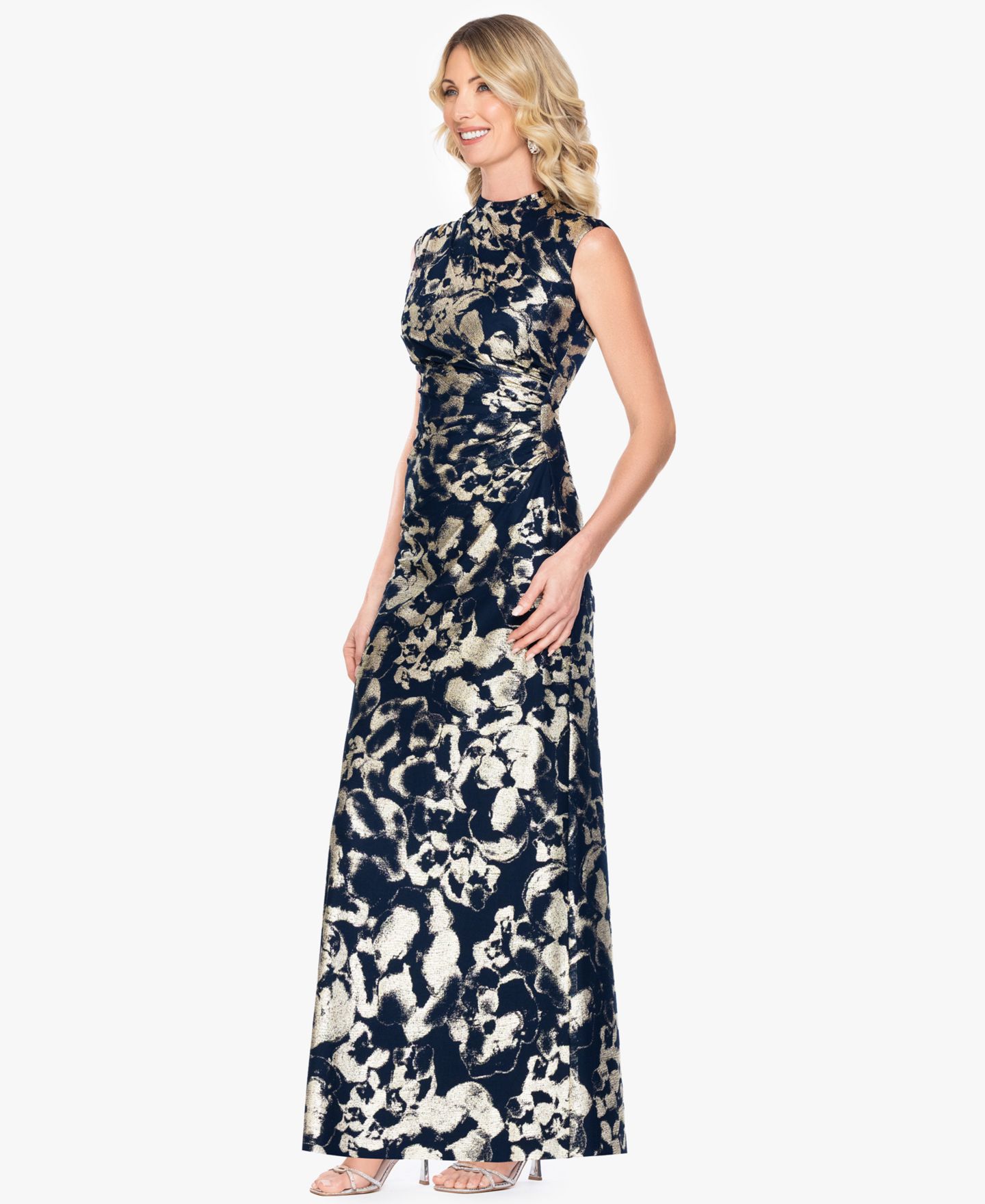 Женское платье Betsy & Adam Sleeveless Mock Neck Gown, цвет: Тёмно-синий золотой — фото 2