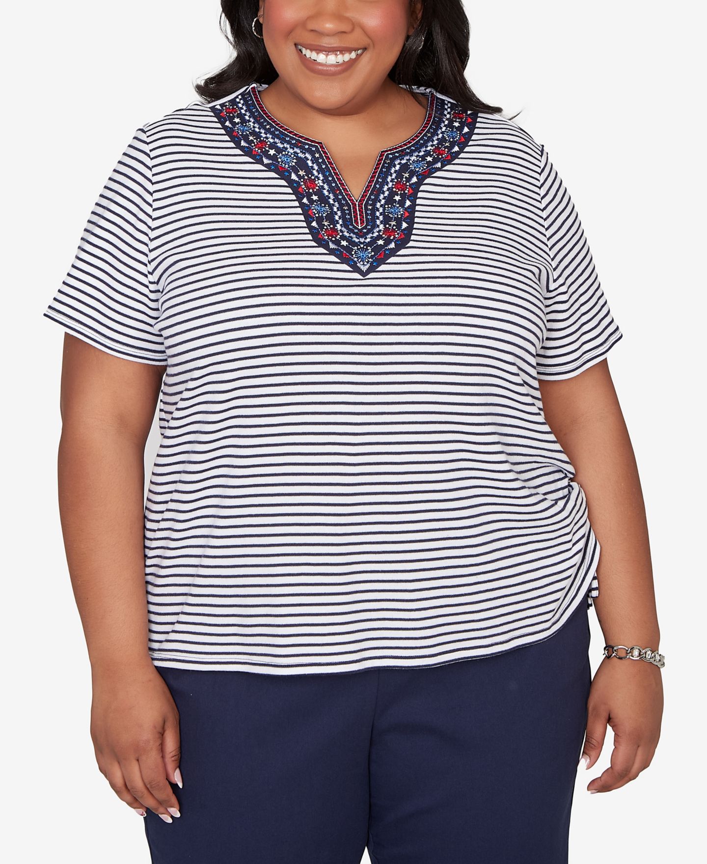 Женский топ Alfred Dunner Plus Size Lady Liberty Embroidered Neck Striped Side Tie, цвет: Тёмно-синий / Белый — фото 1