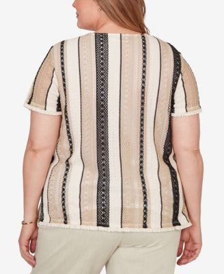 Plus Size Detail Driven Textured Spliced T-Shirt with Necklace