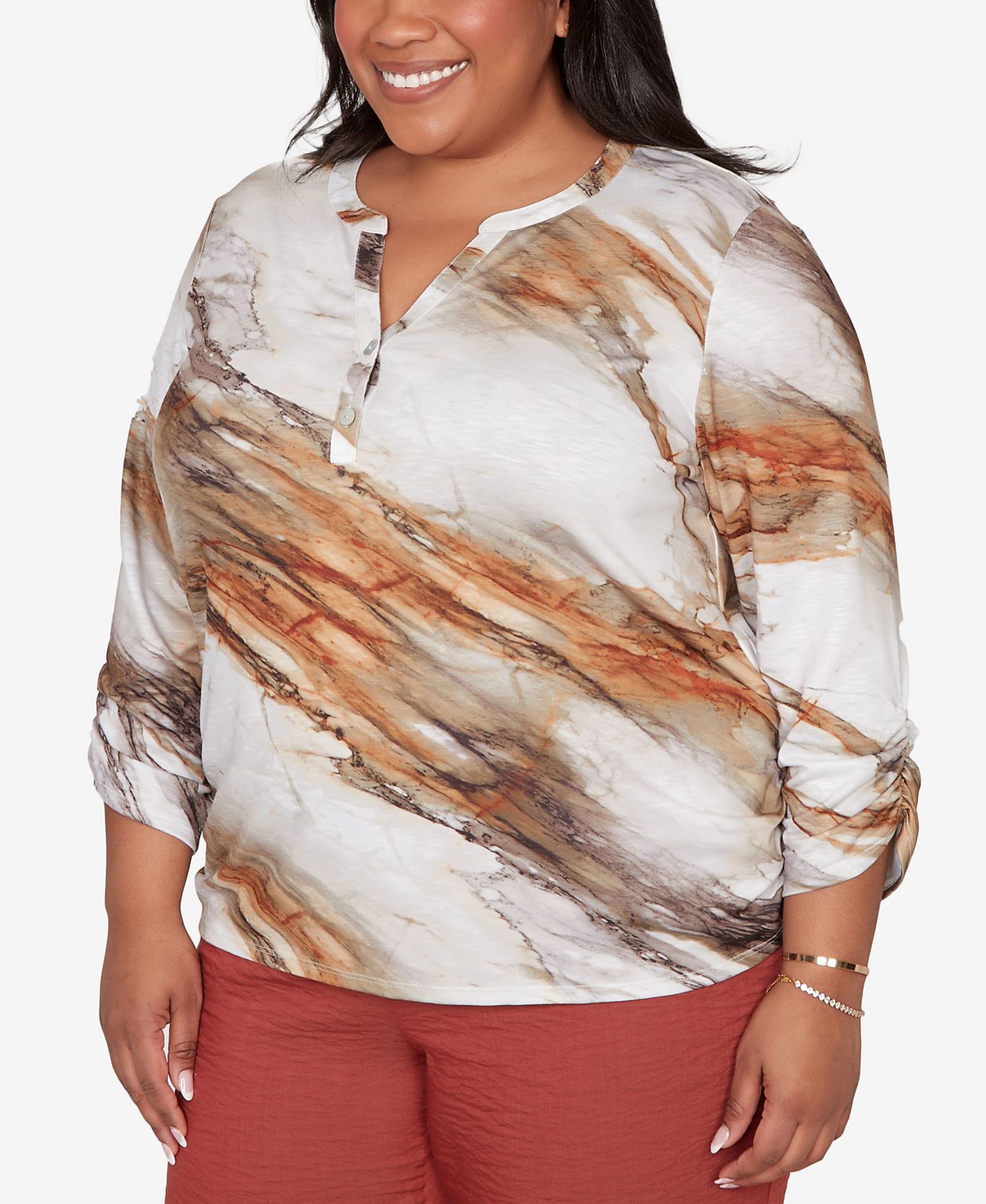 Женский топ Alfred Dunner Plus Size Spice Market Marble Print Split Neck, цвет: Коричневый разноцветный — фото 3
