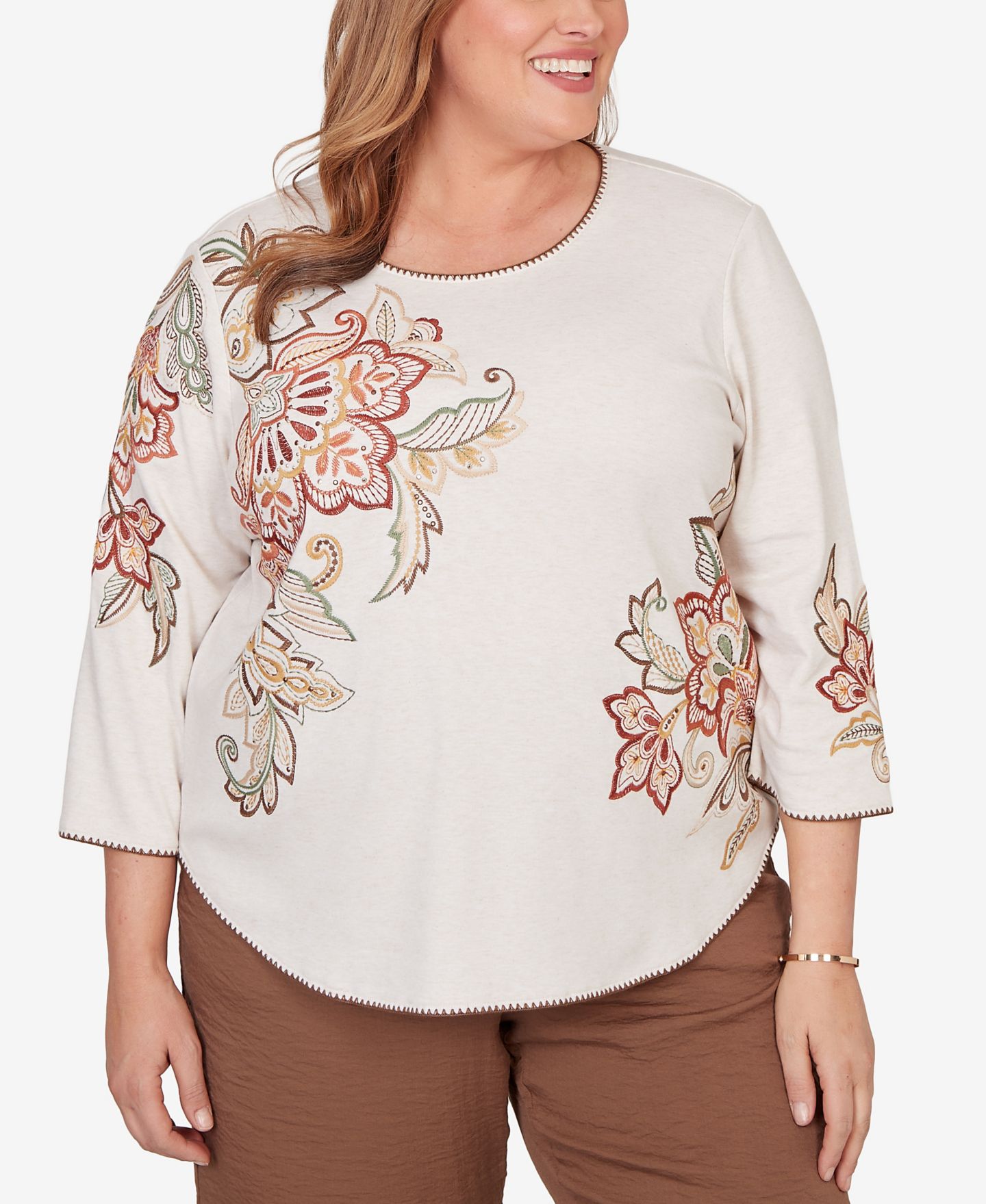 Женский топ Alfred Dunner Plus Size Spice Market Asymmetrical Scroll Floral Round Hem, цвет: Овсяный — фото 1