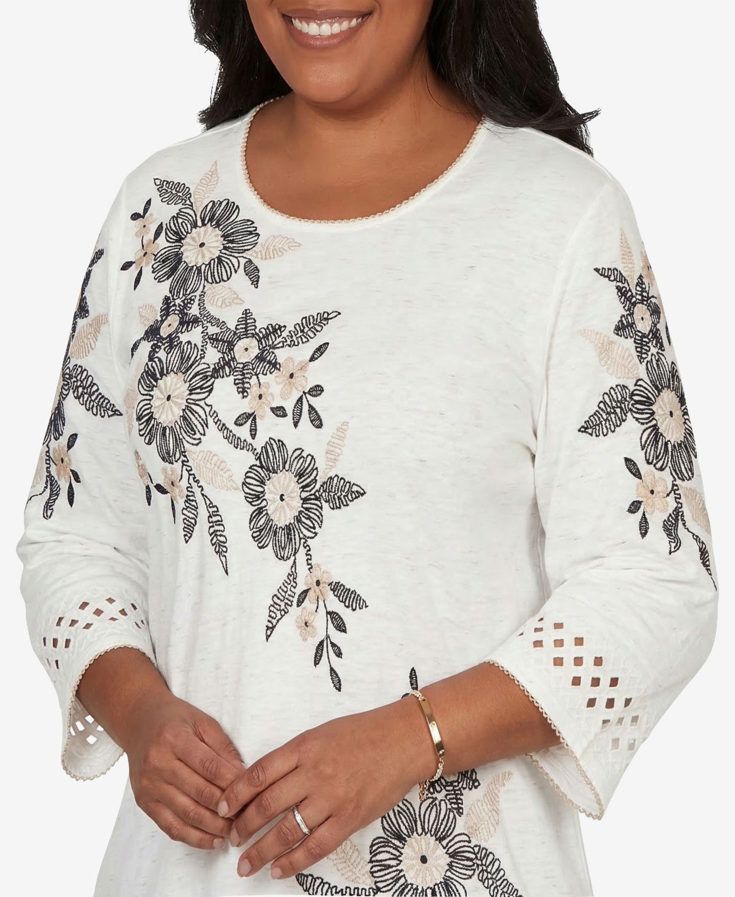 Женский топ Alfred Dunner Petite Detail Driven Floral Embroidered Textured Crewneck, цвет: Слоновая кость — фото 5