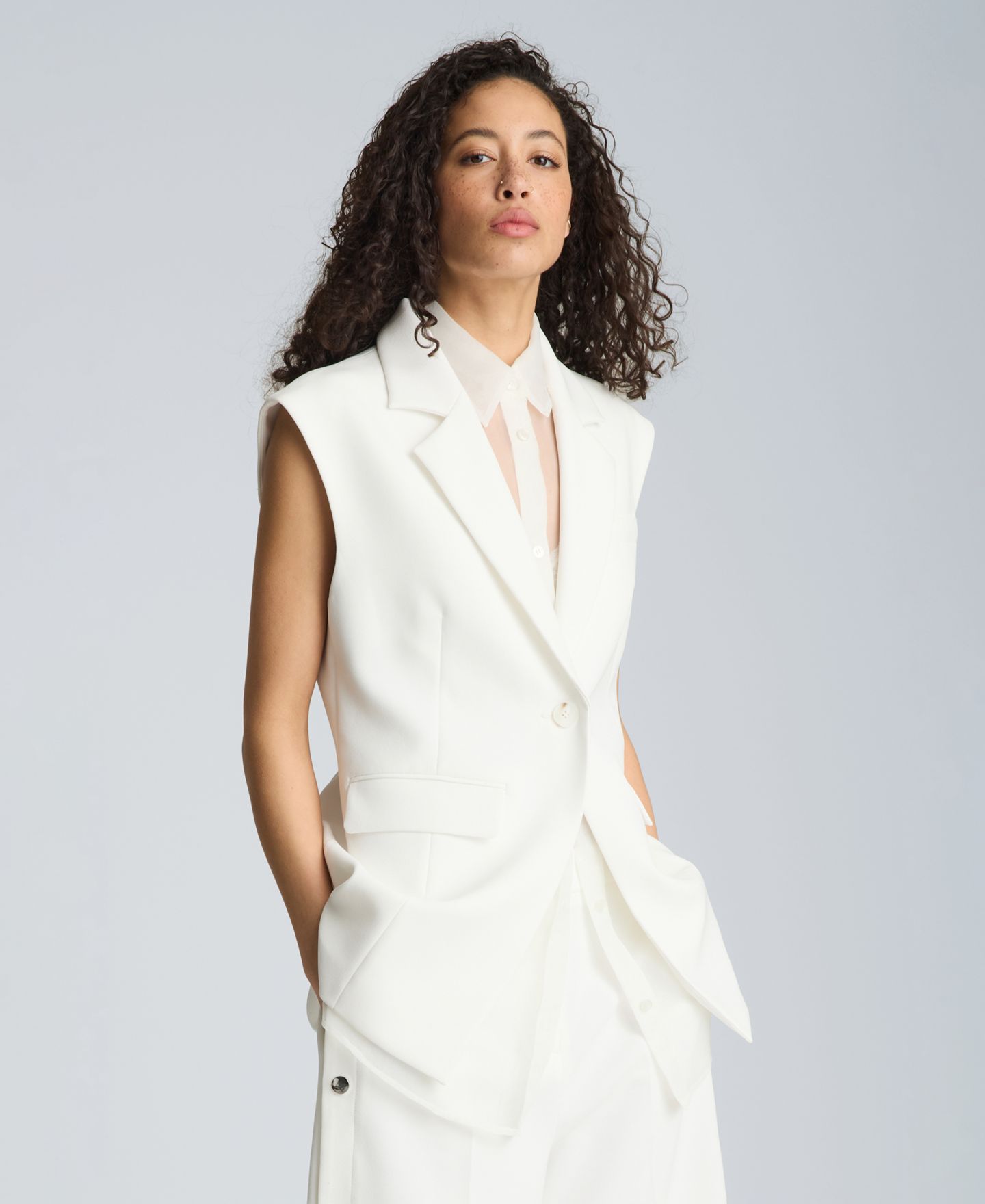 Женский жилет Kenneth Cole Sleeveless Vest with Removable Sheer Shirt, цвет: Чистый белый — фото 1