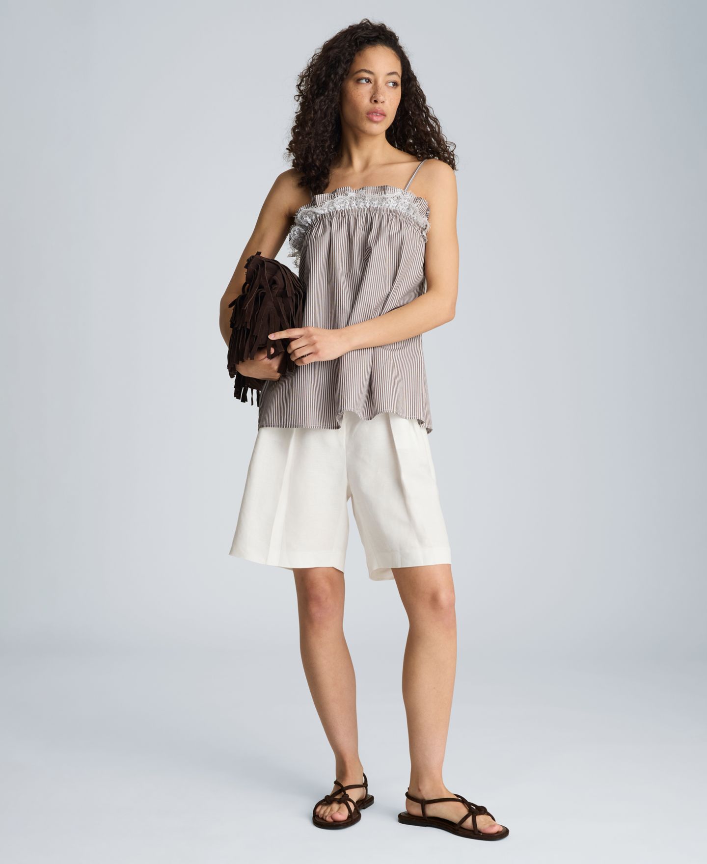 Женский топ Kenneth Cole Cotton Shirred Neck Lace Trim Camisole, цвет: Коричневый / Чистый белый — фото 2