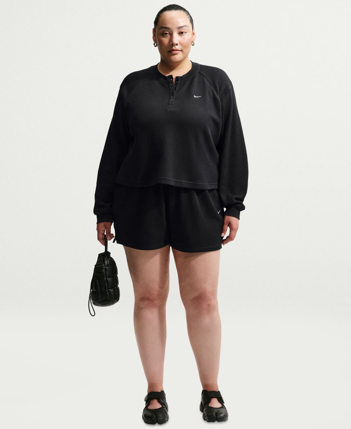 Женский оверсайз-лонгслив Nike Sportswear Chill с воротом хенли, больших размеров, цвет: Чёрный / Молочный — фото 1