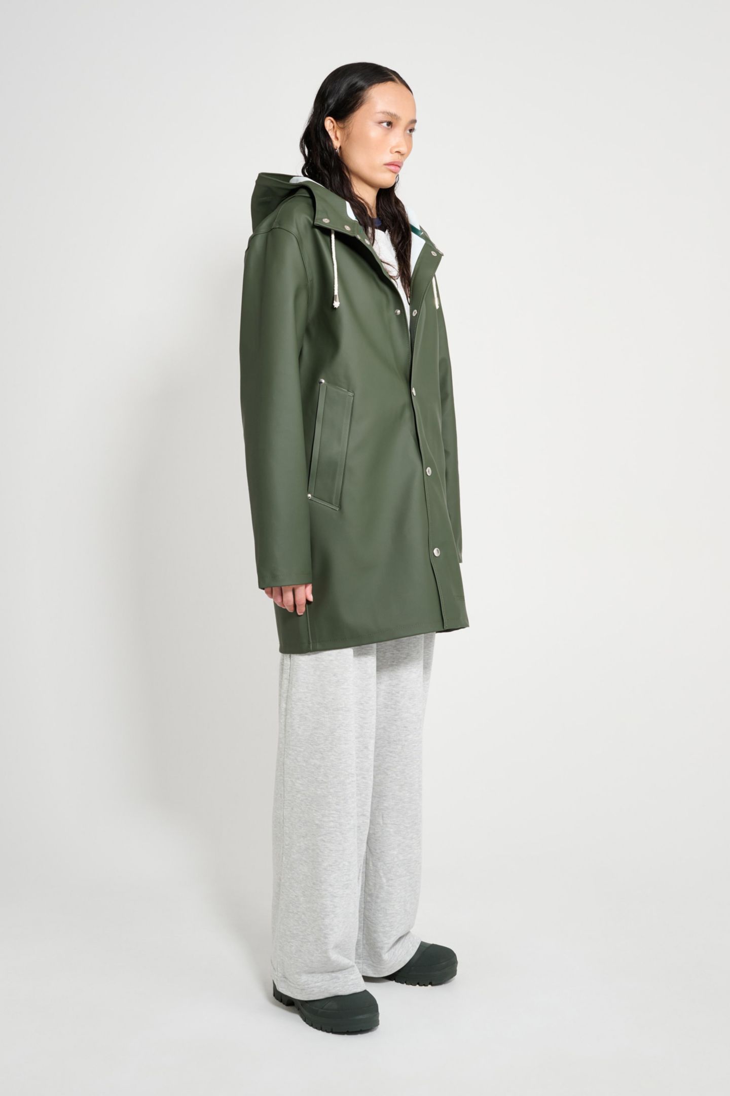 Женские куртки Stutterheim Stockholm Long Sleeve Hooded Raincoat, цвет: Зелёный — фото 3