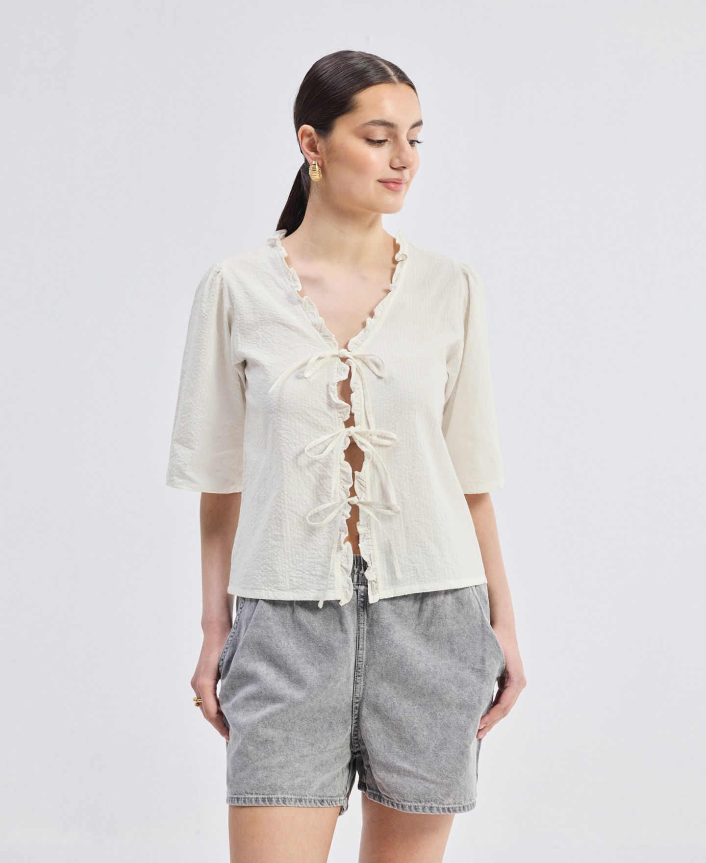 Женский топ Reistor Relaxed Fit With Ruffles and Front-Ties in Cream, цвет: Кремовый — фото 5