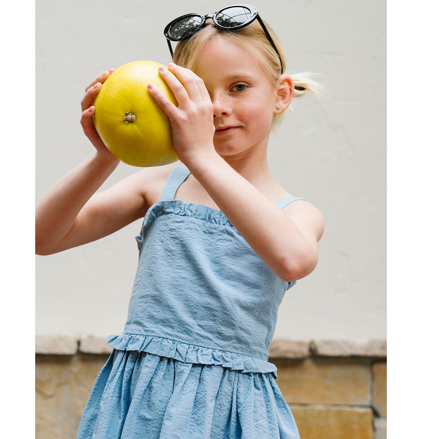 Платье Hope & Henry Organic Ruffle Edge Seersucker Apron Dress для девочек, цвет: Bluebell — фото 5
