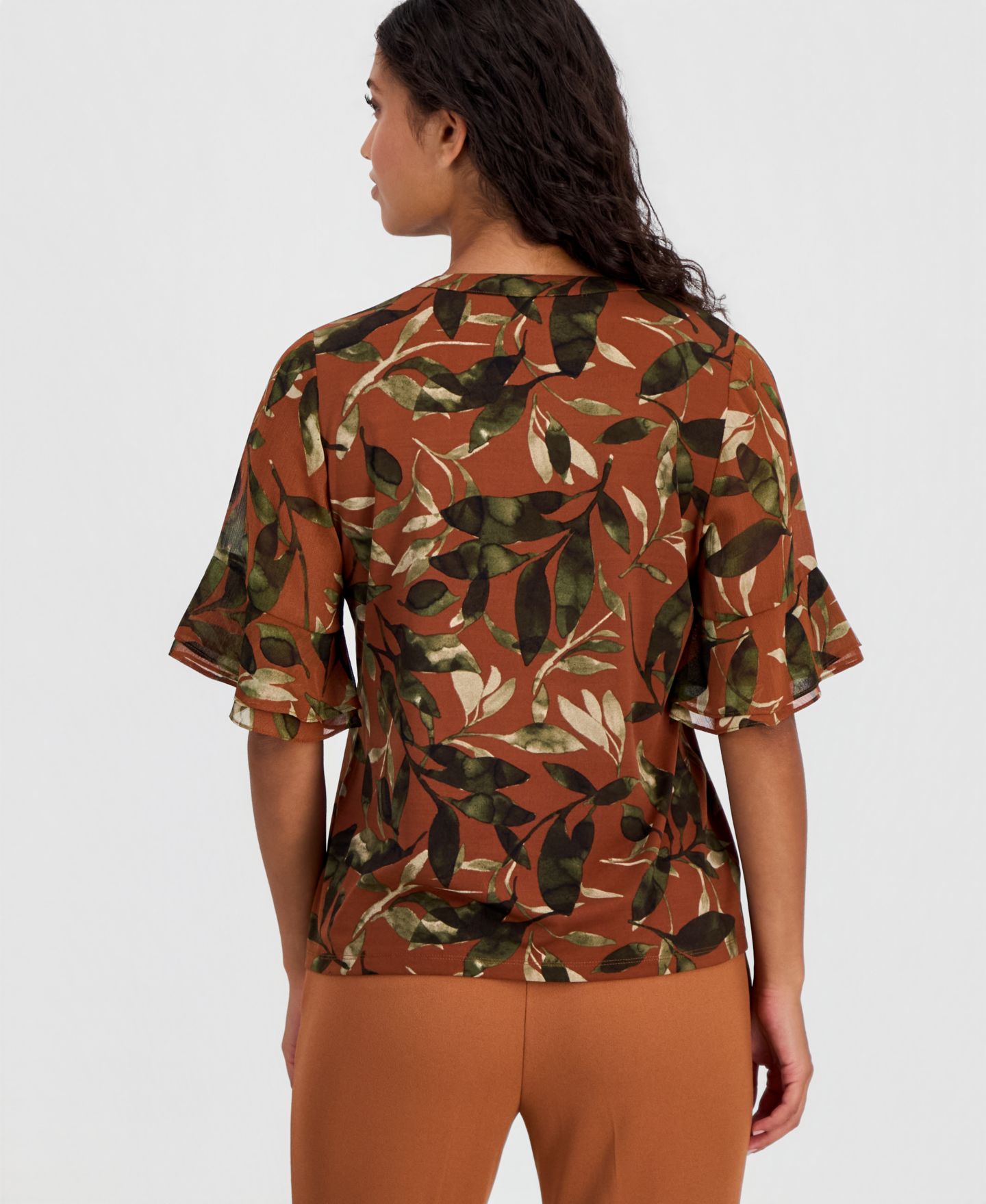 Женский топ Anne Klein Essentials Petite Printed Ruffle-Sleeve Top, цвет: Кедровый разноцветный — фото 3