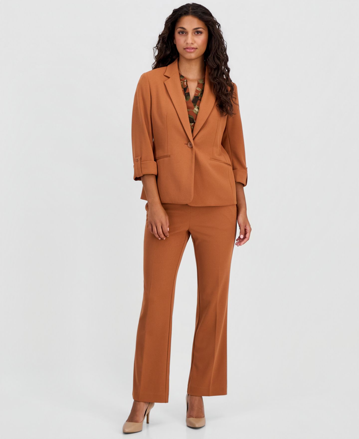 Женские комплекты Anne Klein Essentials Petite Knit Roll-Tab Blazer, Elbow-Sleeve Split-Neck Top & Petite Pull-On Knit Trousers, цвет: Чёрный — фото 1