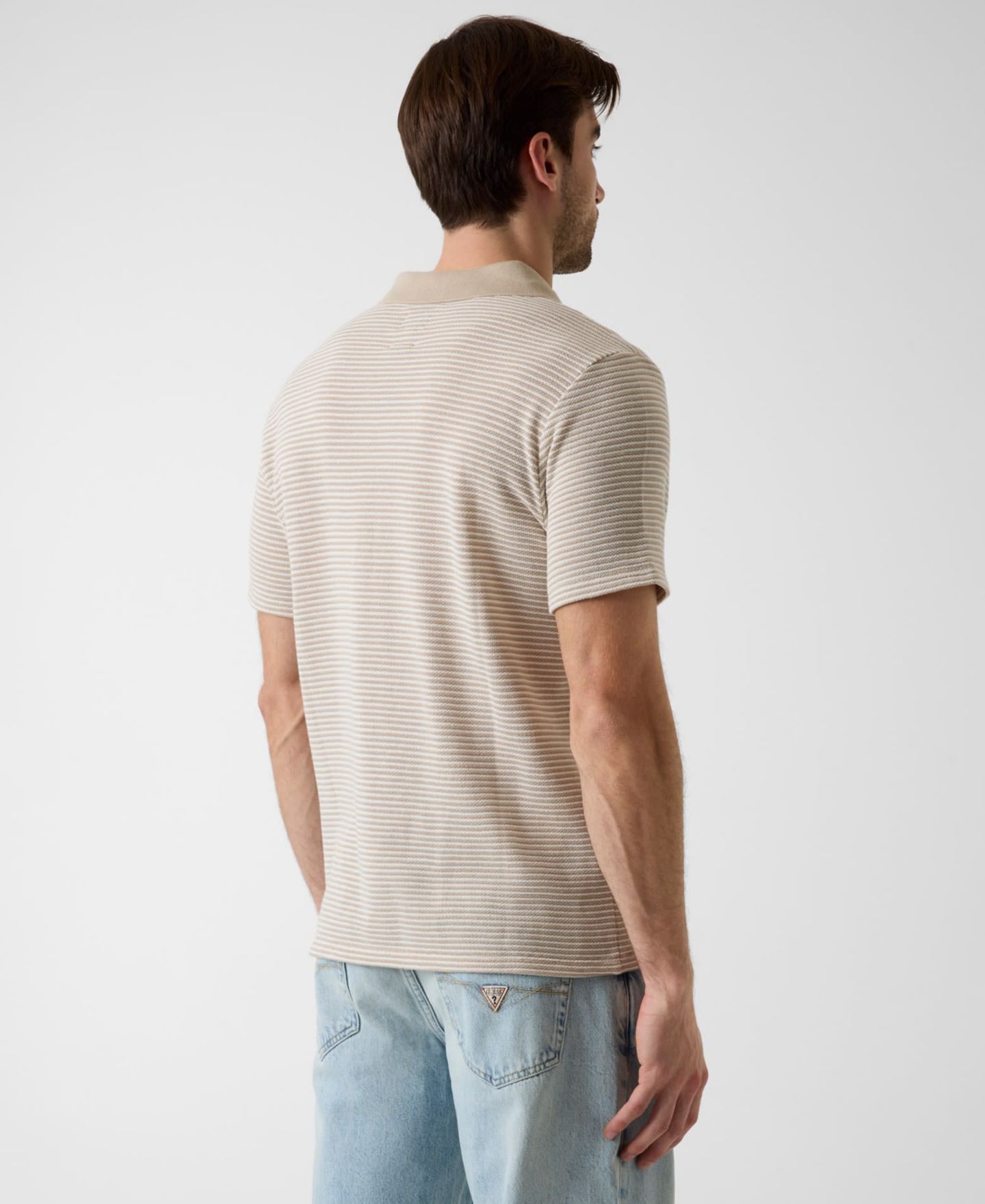 Мужское поло GUESS Hunter Stripe Knit Short-Sleeve Polo Shirt, цвет: Каменный разноцветный — фото 4