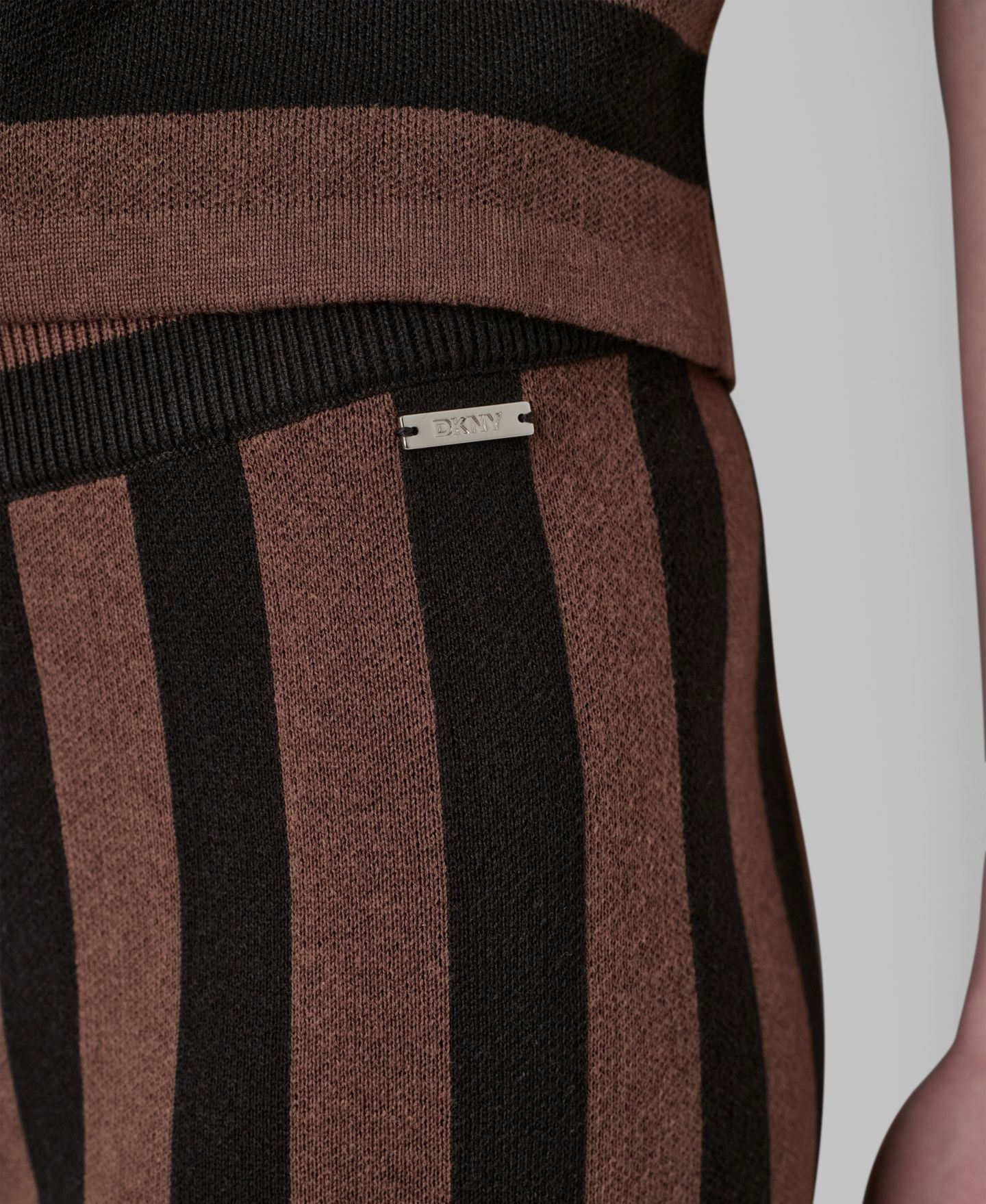 Женские брюки DKNY Jeans Pull-On Striped Ankle-Length, цвет: Каштановый / Чёрный — фото 3