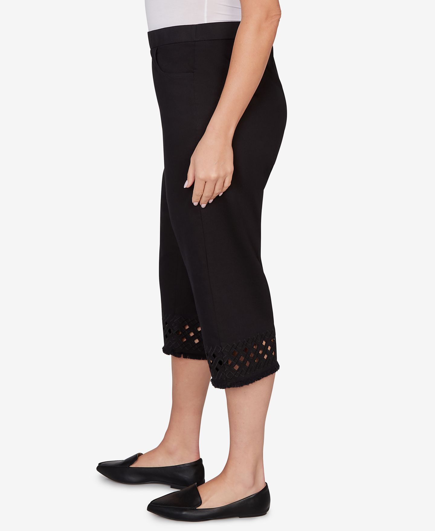 Женские брюки Alfred Dunner Plus Size Detail Driven Geometric Cut-Out Flat-Front Capri, цвет: Оникс — фото 3