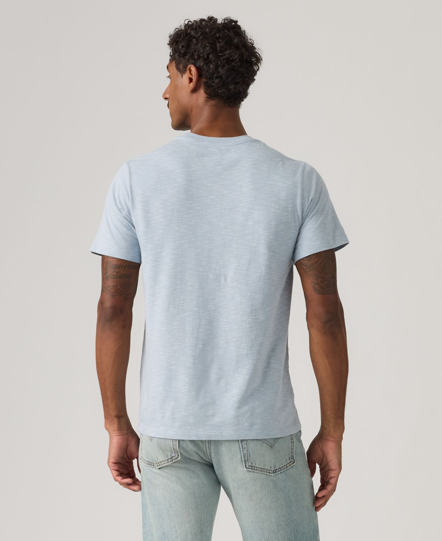 Мужская футболка Levi's Classic Pocket Crewneck Short-Sleeve, цвет: Шамбре — фото 4