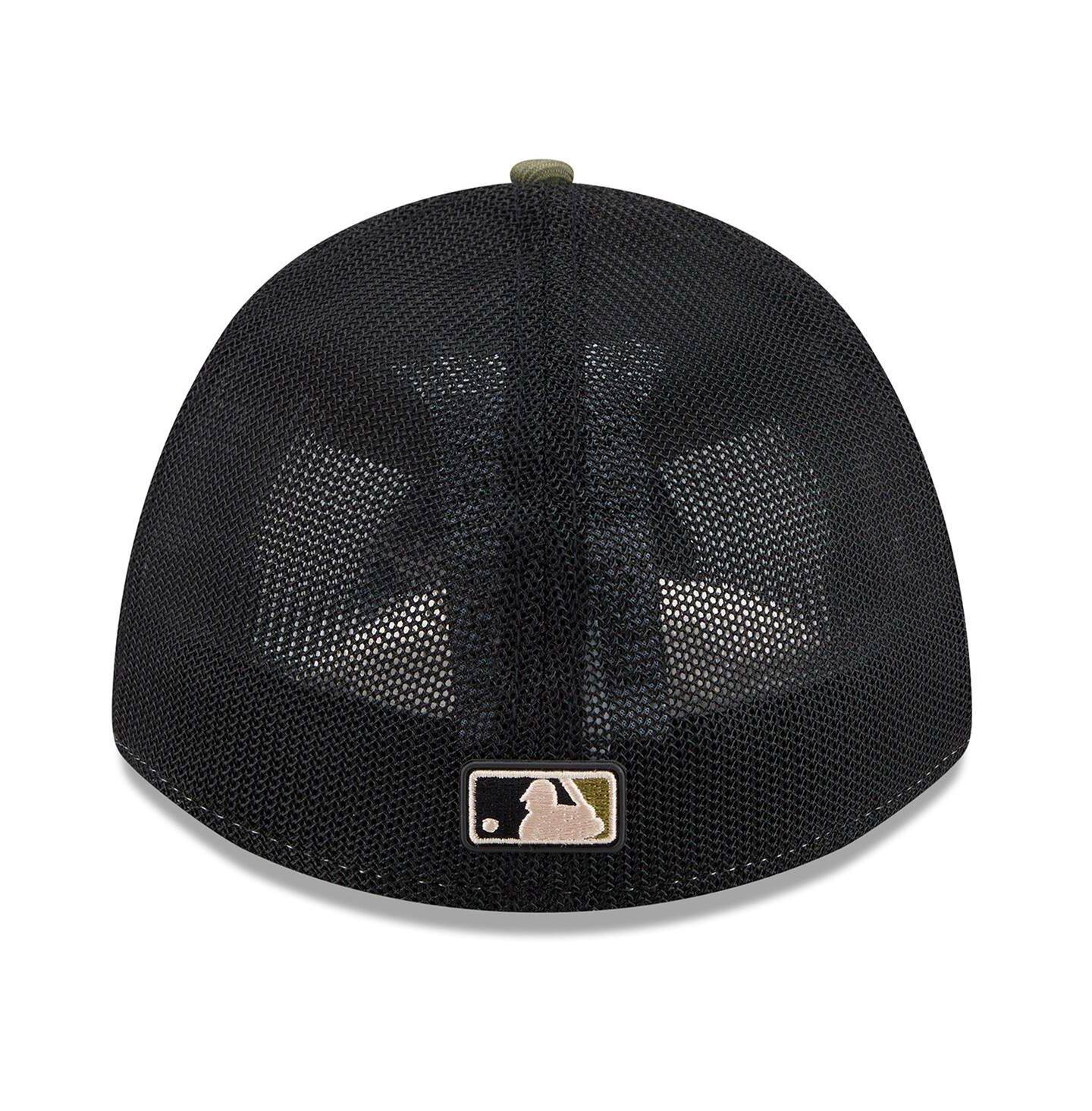 Мужская кепка New Era Olive New York Yankees 2026 Armed Forces Day 39THIRTY M-Crown Flex Hat — фото 4