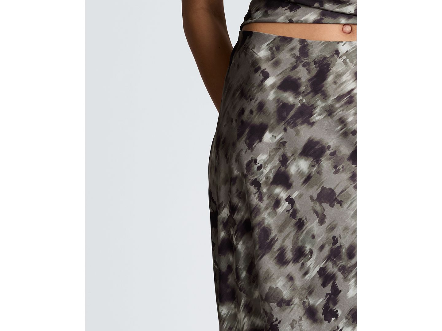 Женская юбка Kenneth Cole Printed Satin Flared Maxi, цвет: Зелёный — фото 4