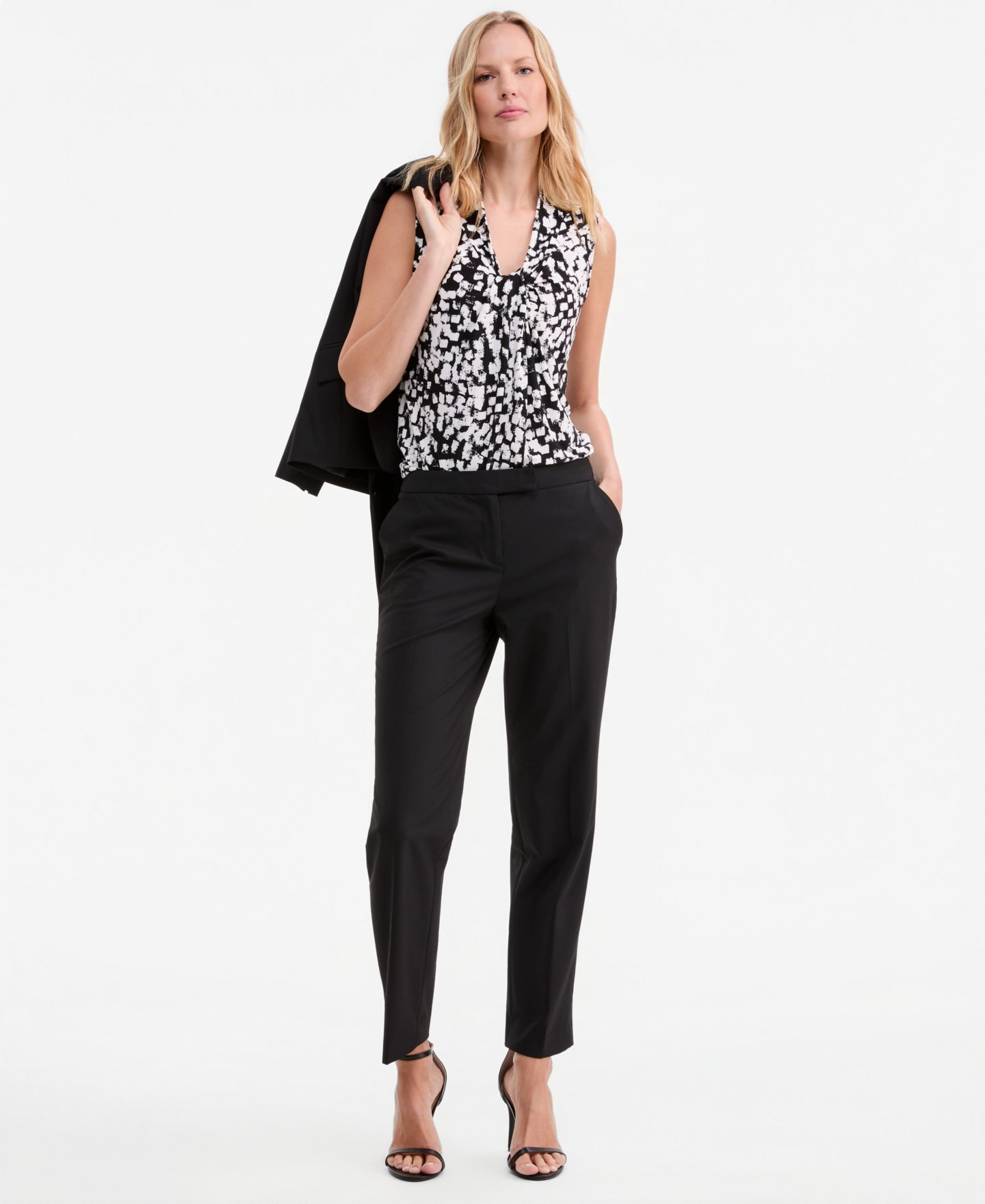 Женская блузка Kasper Printed Knot-Neck Sleeveless Blouse, Regular & Petite, цвет: Чёрный / Ванильный ледяной — фото 2