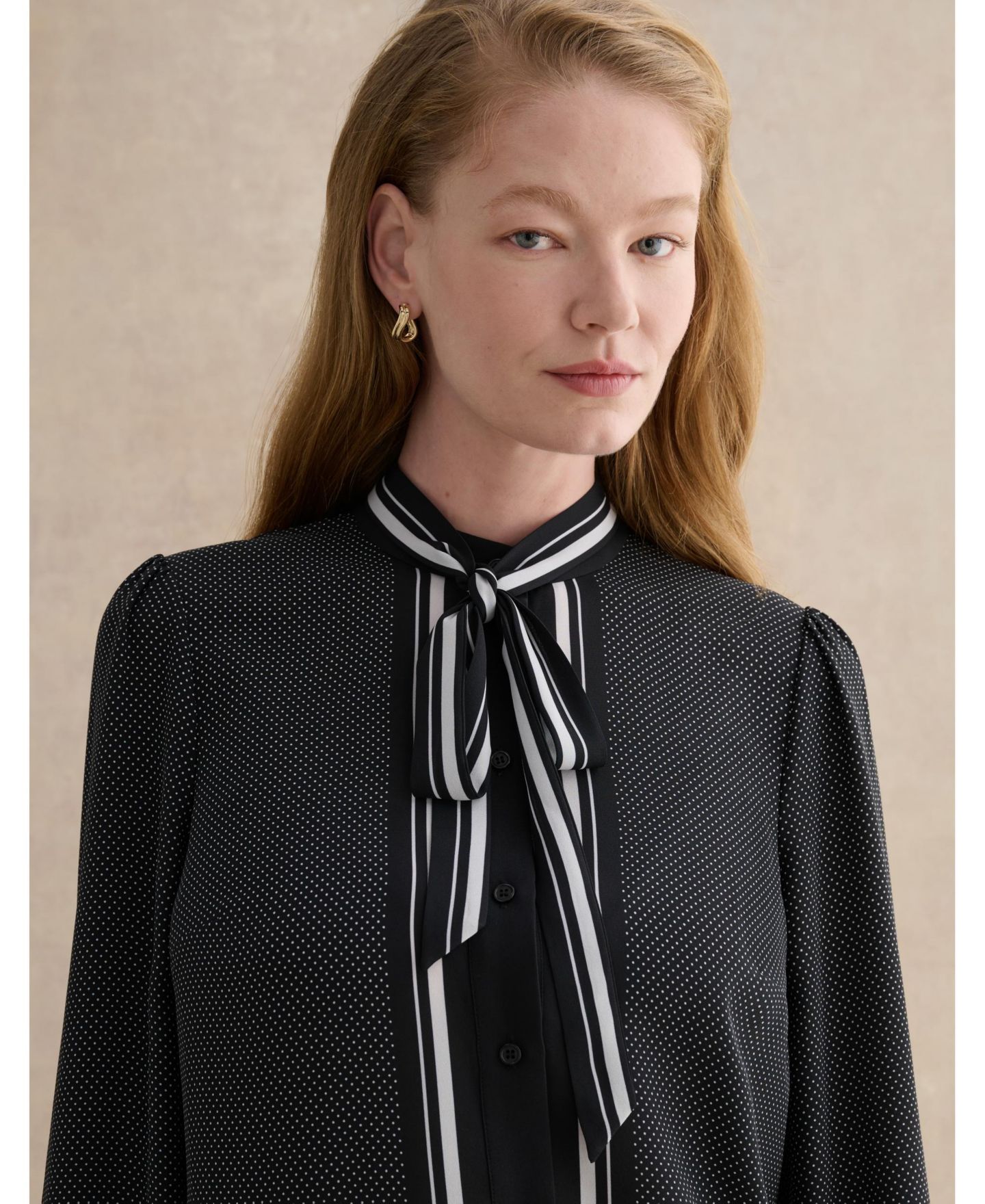 Женская блузка Hobbs London Valerie Tie-Neck, цвет: Тёмный синий — фото 2
