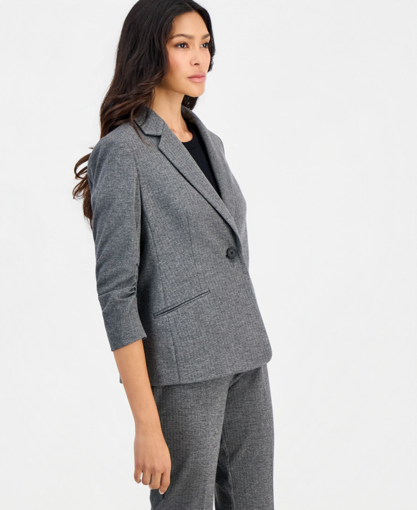 Женские комплекты Anne Klein Essentials Petite Ponte One-Button Scrunch-Sleeve Jacket & NYC Compression Side-Tab Pull-On Pants, цвет: Чёрный / Серый — фото 2