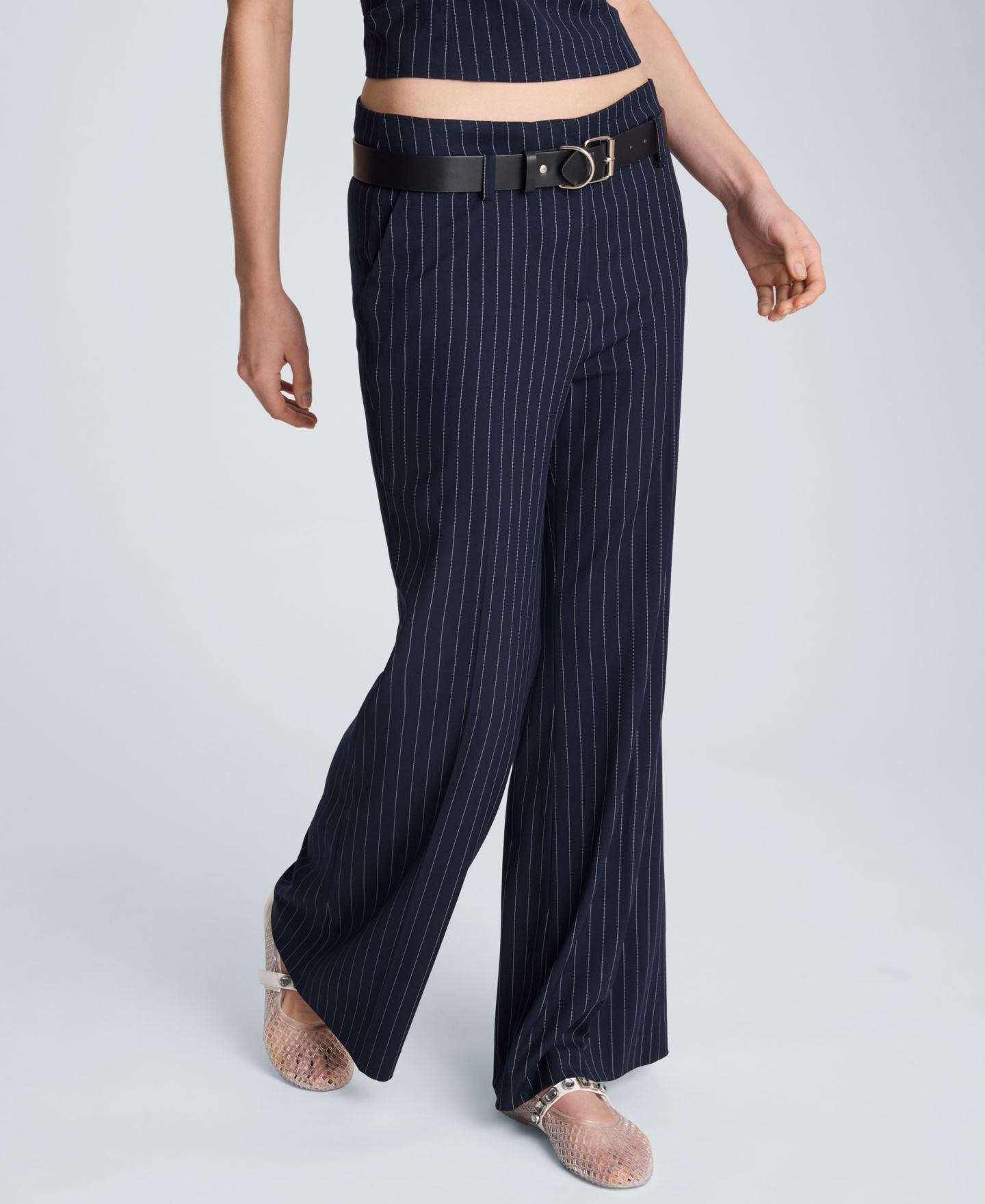 Женские брюки Kenneth Cole Pinstripe Belted Flare, цвет: Тёмно-синий / Устричный — фото 4