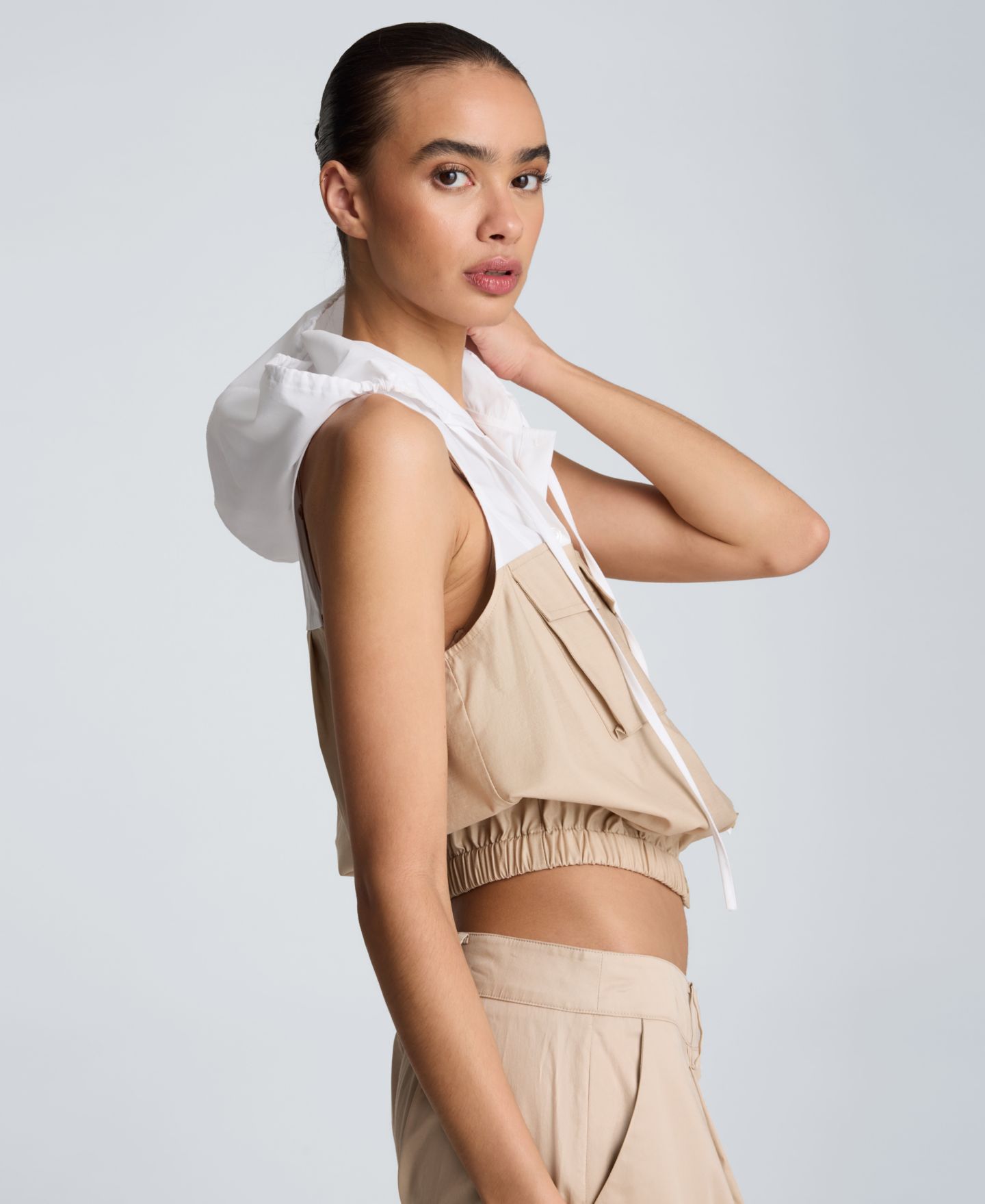 Женский топ Kenneth Cole Hooded Sleeveless Crop, цвет: Песочный рыжевато-коричневый / Белый — фото 5