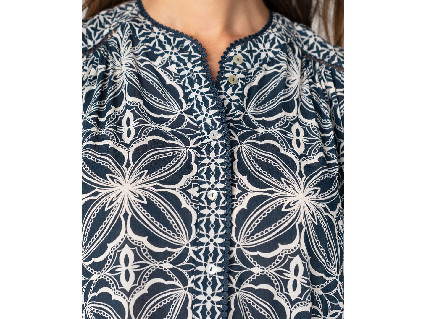 Женская блузка Liverpool Los Angeles Petite Crewneck Blouse, цвет: Синий кремовый — фото 3
