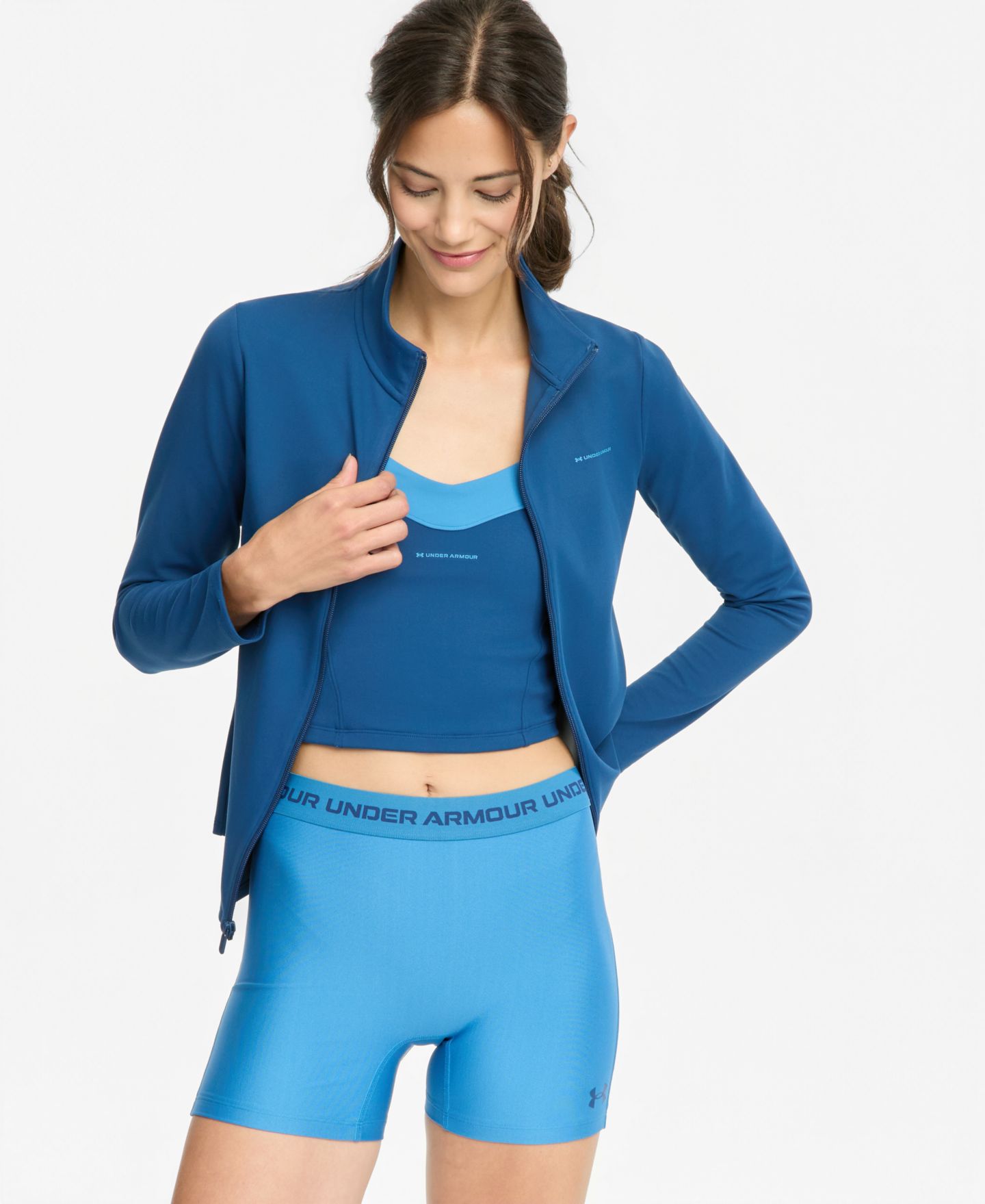 Женская куртка Under Armour Motion Full-Zip Jacket, Motion Colorblock Scoop-Neck Tank & Pull-On Shorty Shorts, цвет: Зелёный / Чёрный — фото 2