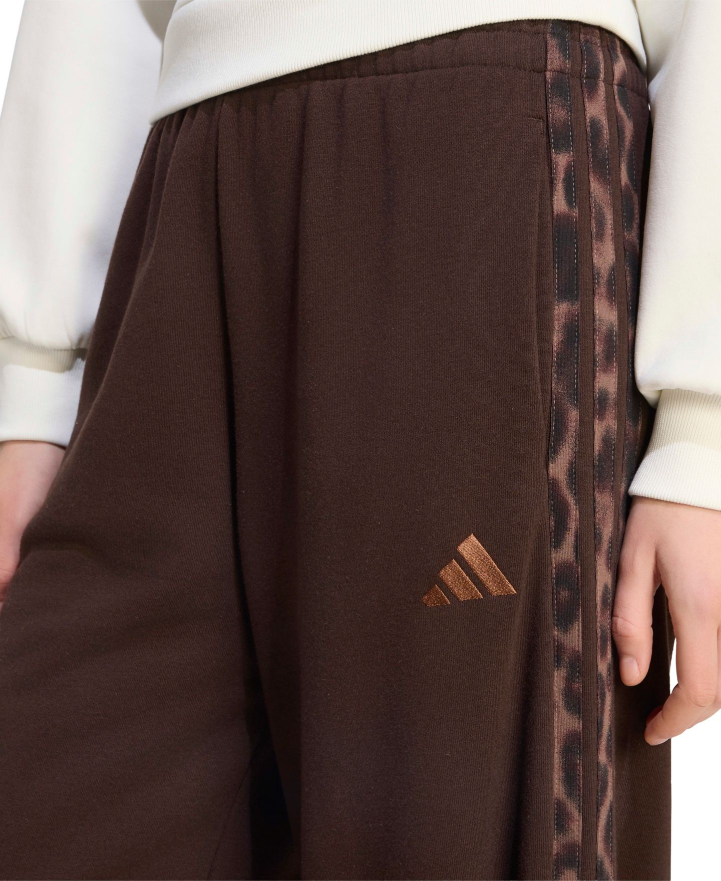 Женские брюки adidas Seasonal Essentials Animal Print 3-Stripes, цвет: Кофейный / Разноцветный — фото 3