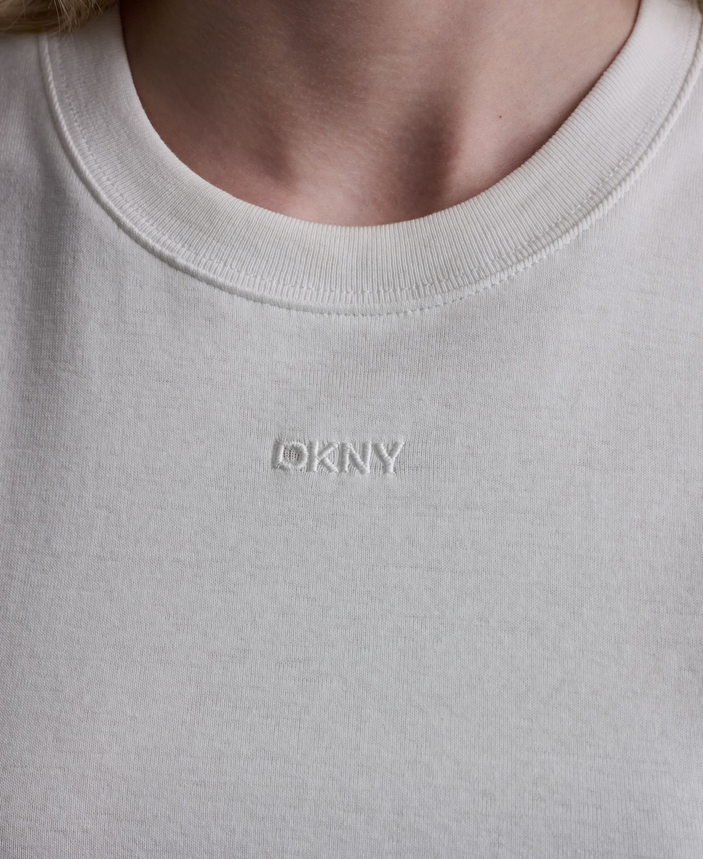 Женская футболка DKNY Jeans Crewneck Sleeveless, цвет: Белый — фото 6