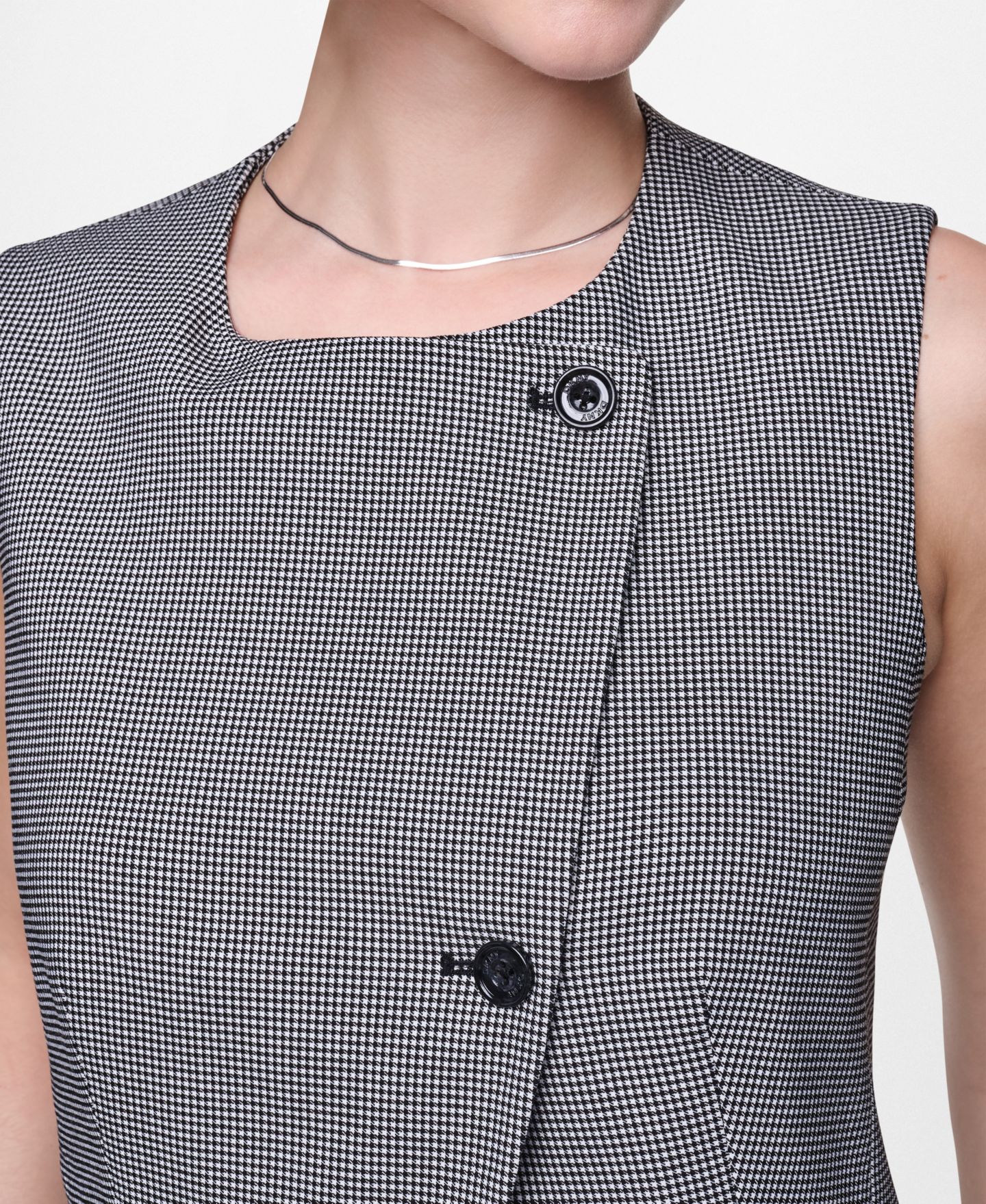 Женский жилет DKNY Petite Sleeveless Asymmetrical Vest, цвет: Чёрный / Слоновая кость — фото 3