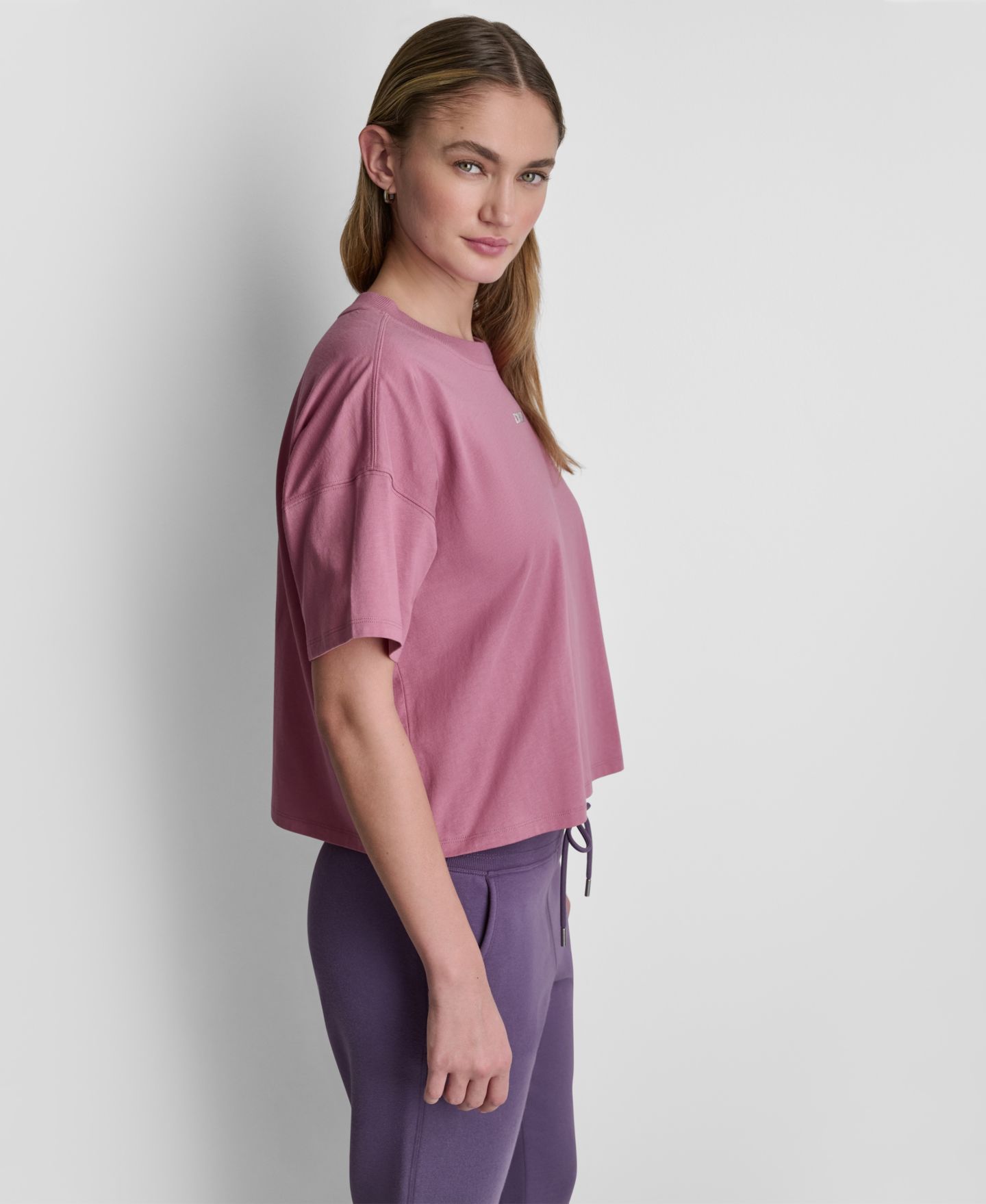Женская футболка DKNY Sport Metallic Bubble Logo Drop Shoulder Pull-On, цвет: Чёрный — фото 8