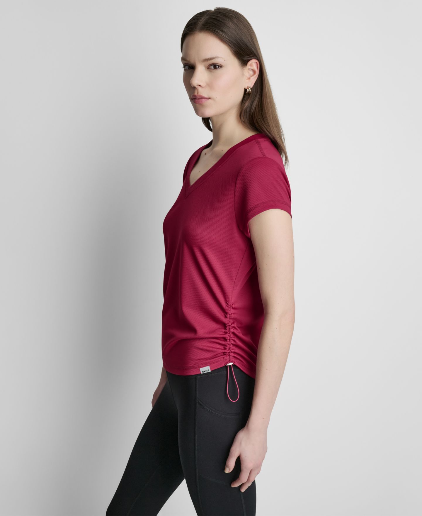 Женская футболка DKNY Sport Ruched Side Seams V-Neck Tech, цвет: Свекольный — фото 2