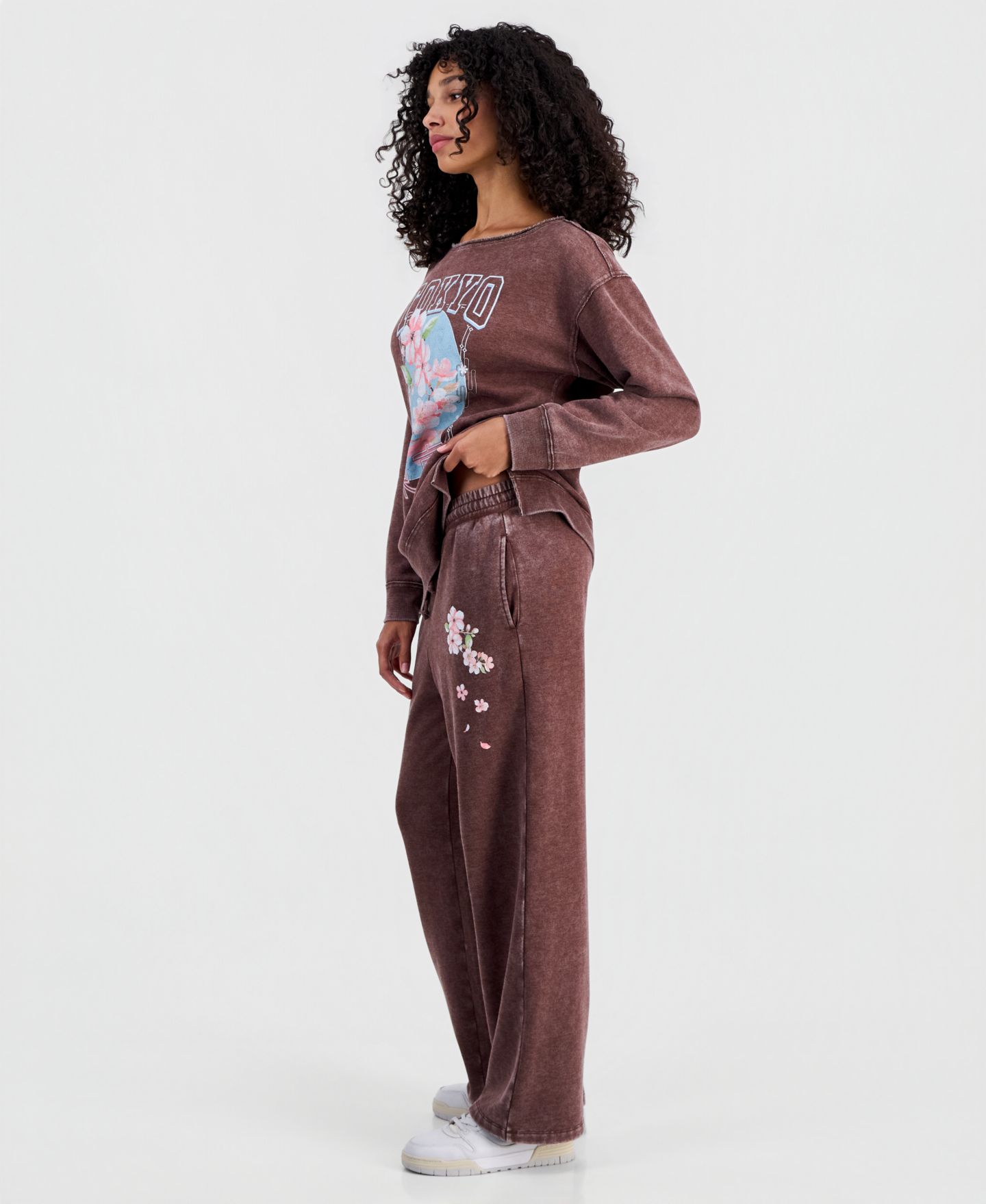 Женские брюки Rebellious One Juniors' Tokyo Flower Fleece Sweatpants, цвет: Шоколадный — фото 3