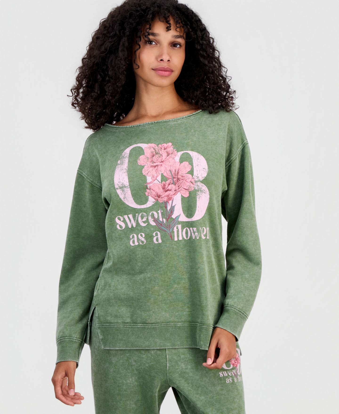 Женский свитшот Rebellious One Juniors' Sweet Flowers Boat-Neck Fleece, цвет: Olivine — фото 1