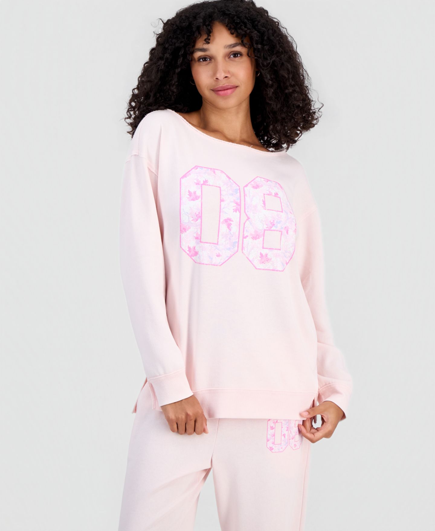 Женский свитшот Rebellious One Juniors' 89 Camo Off-the-Shoulder Mineral Wash Boat Neck, цвет: Ballet Slipper — фото 1