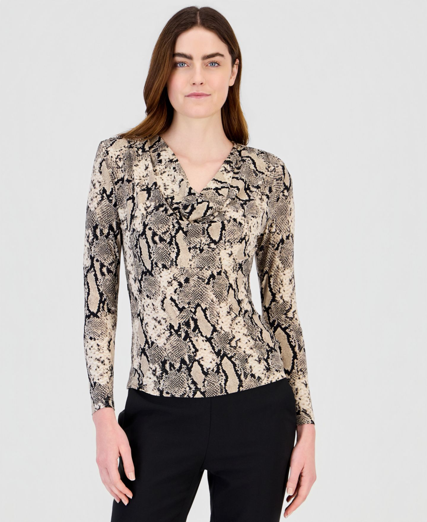 Женская блузка Anne Klein Cowl Neck Long Sleeve Snake-Print Blouse, цвет: Натуральный глиняный — фото 1