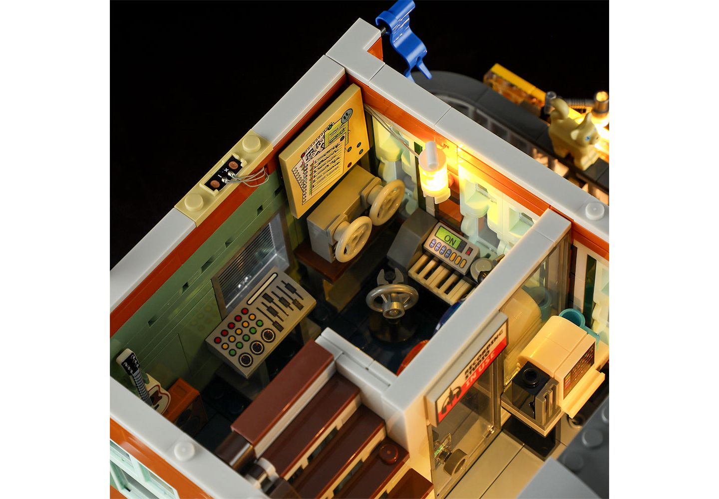 Детский конструктор Lumibricks Record Store Street Fusion 1980-Piece LED Lighting Building Set, Ages 11 & Up — фото 4