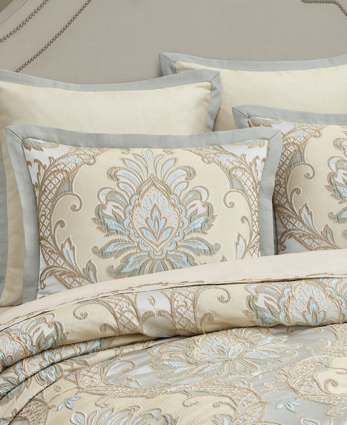 J Queen New York Rita Floral 4-Piece Comforter Set