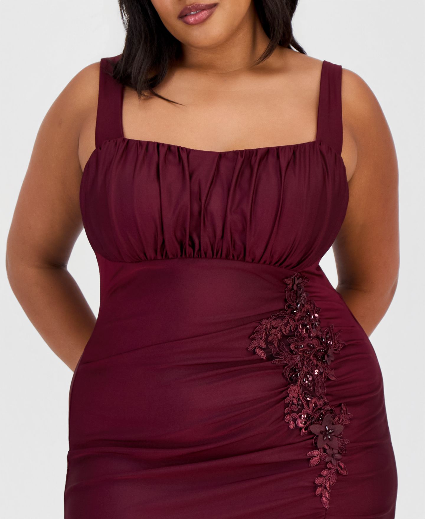 Женские платья City Studios Trendy Plus Size Ruched Satin Appliqué Gown, цвет: Тёмно-бордовый — фото 4