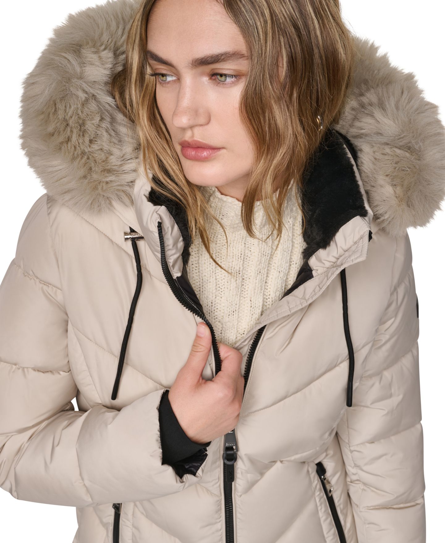 Женская куртка DKNY Walker Length Puffer with Faux Fur Trimmed Hood, цвет: Берёзовый — фото 3