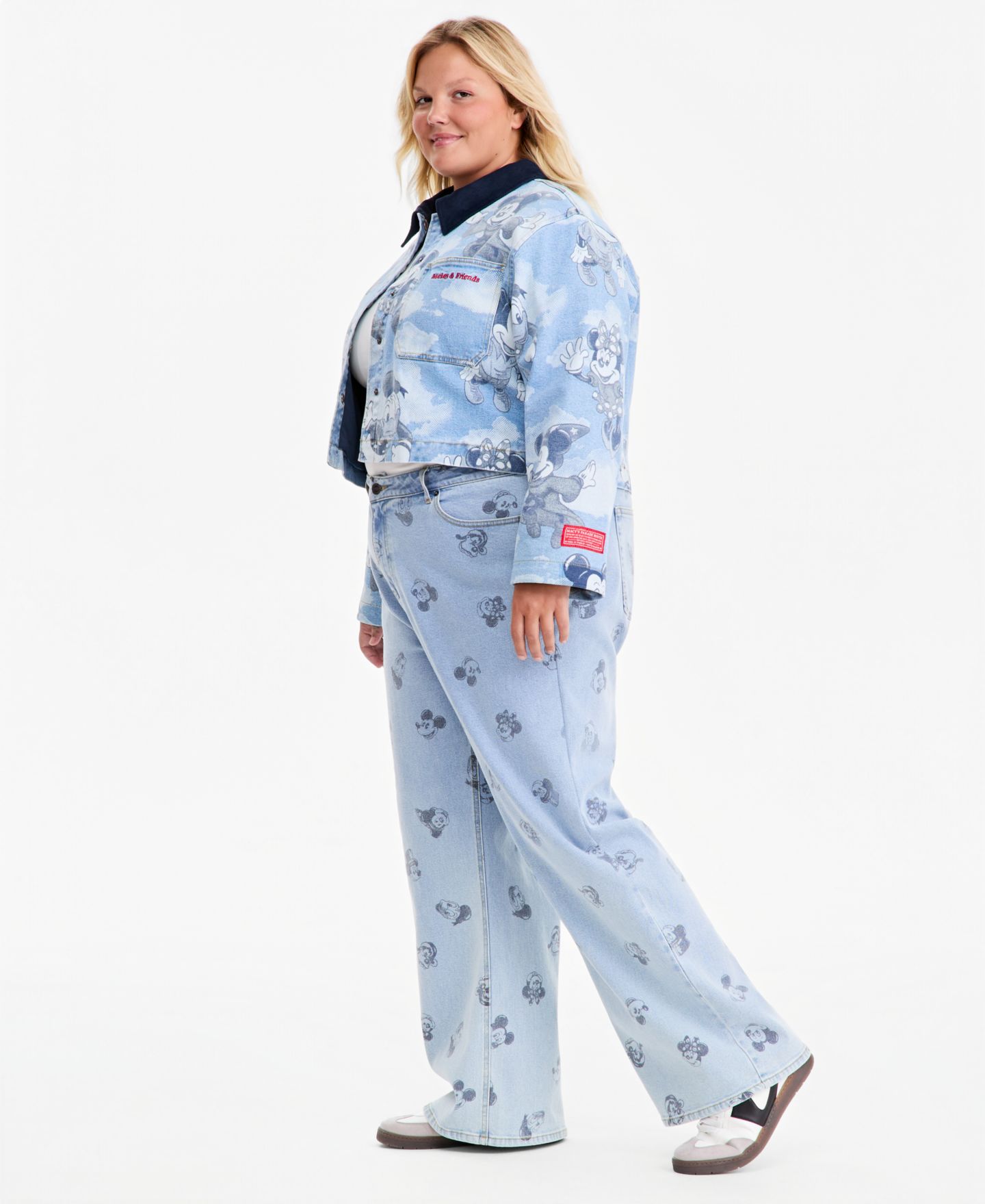 Женские джинсы Disney | Macy's Plus Size Mickey & Friends Printed Wide Leg Denim Jeans — фото 4