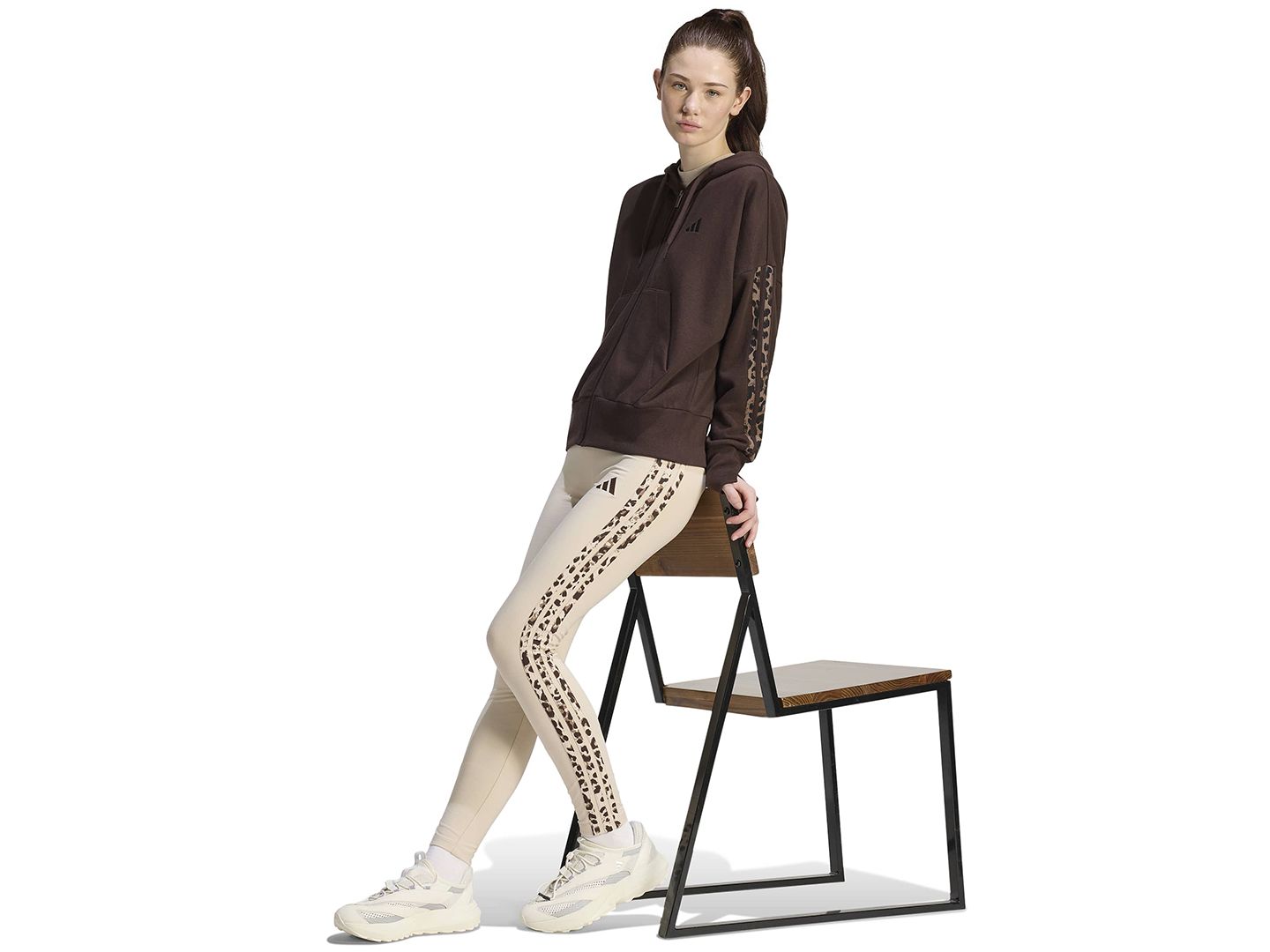 Женская куртка adidas Seasonal Essentials Animal Print 3-Stripes Hooded Track Jacket, цвет: Кофейный / Разноцветный — фото 5