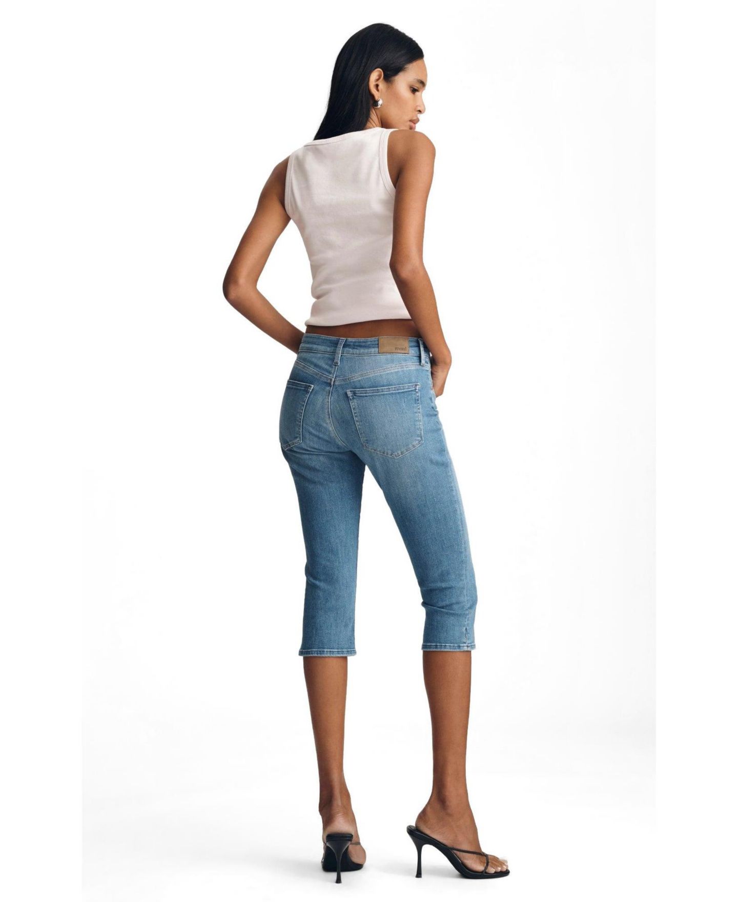 Женские джинсы Mavi Jeans Hilary Mid Rise Capri In Blue Brushed Flex, цвет: Синий — фото 3