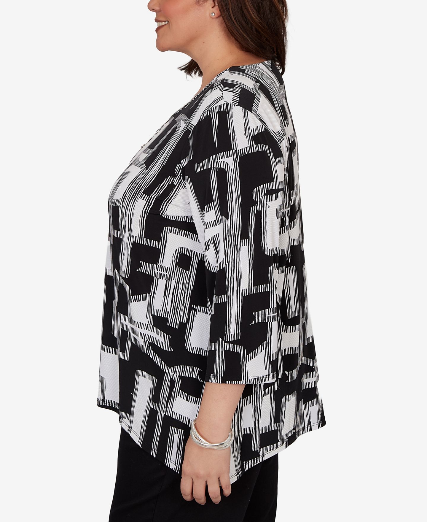 Женский топ Alfred Dunner Plus Size Geo Boxes Puff Printed with Necklace, цвет: Чёрный — фото 3