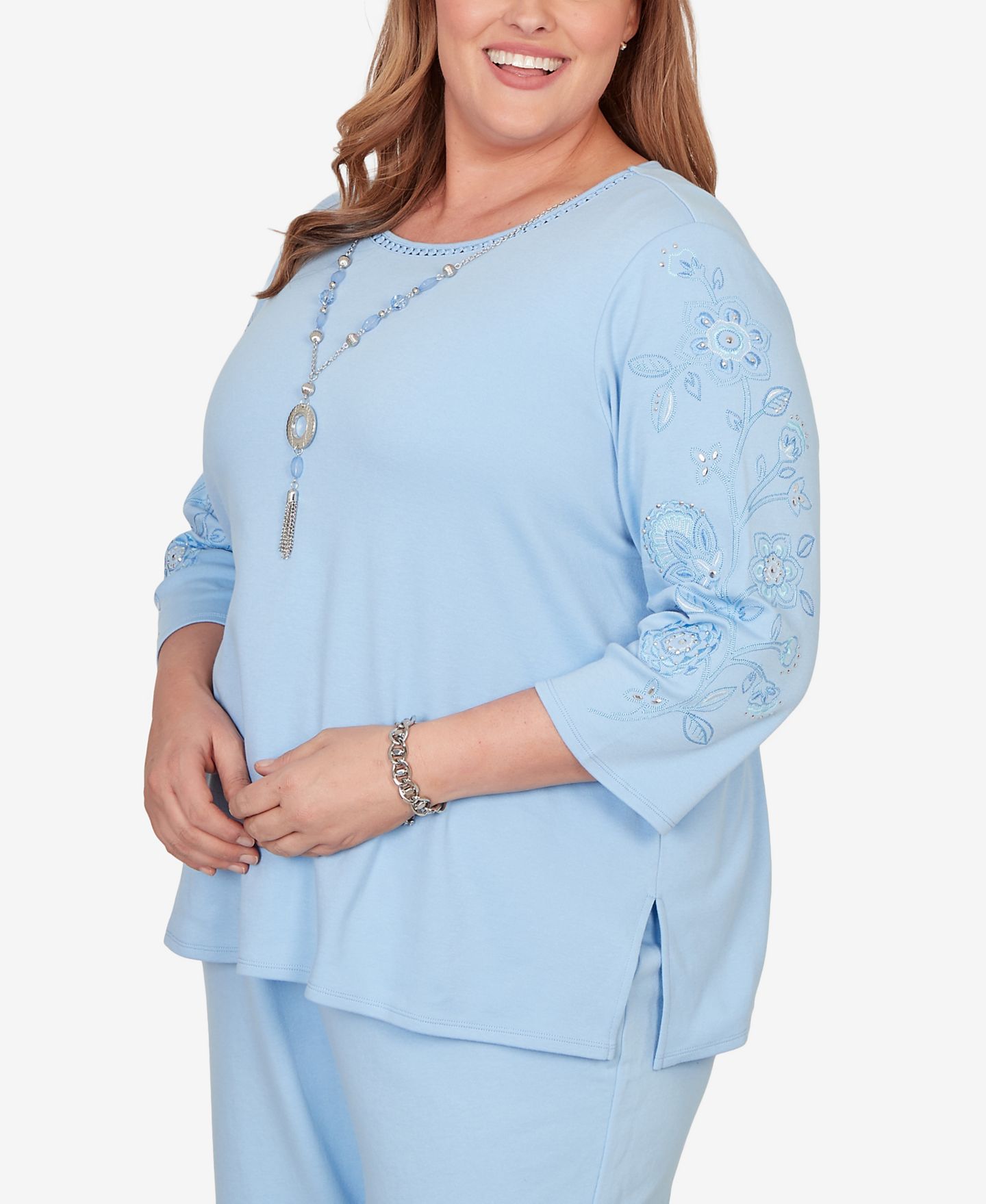 Женский топ Alfred Dunner Plus Size Embroidered Floral-Sleeve Accent with Necklace, цвет: Cornflower — фото 2